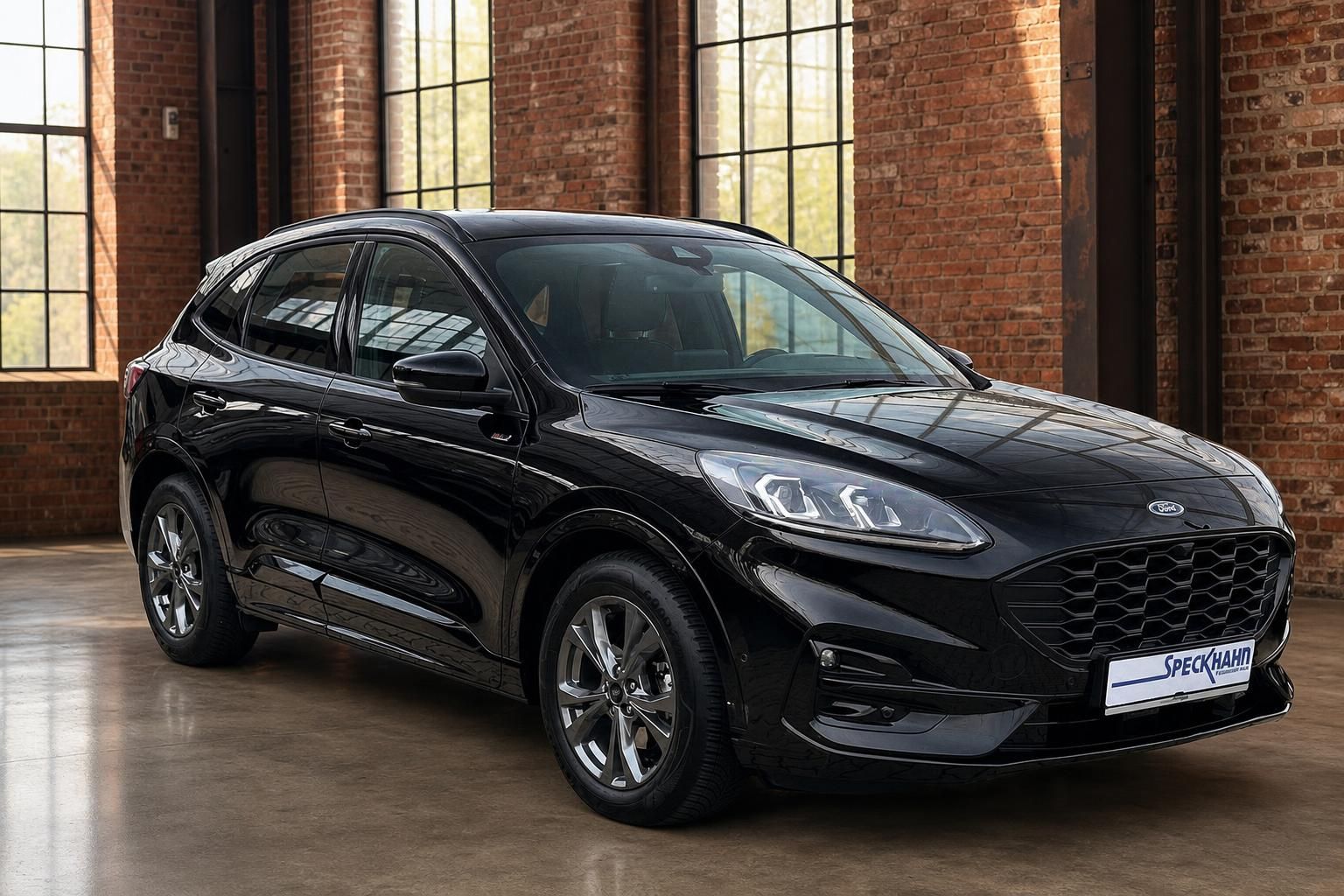 Ford Kuga schwarz Frontansicht schraeg in Backstein-Loft
