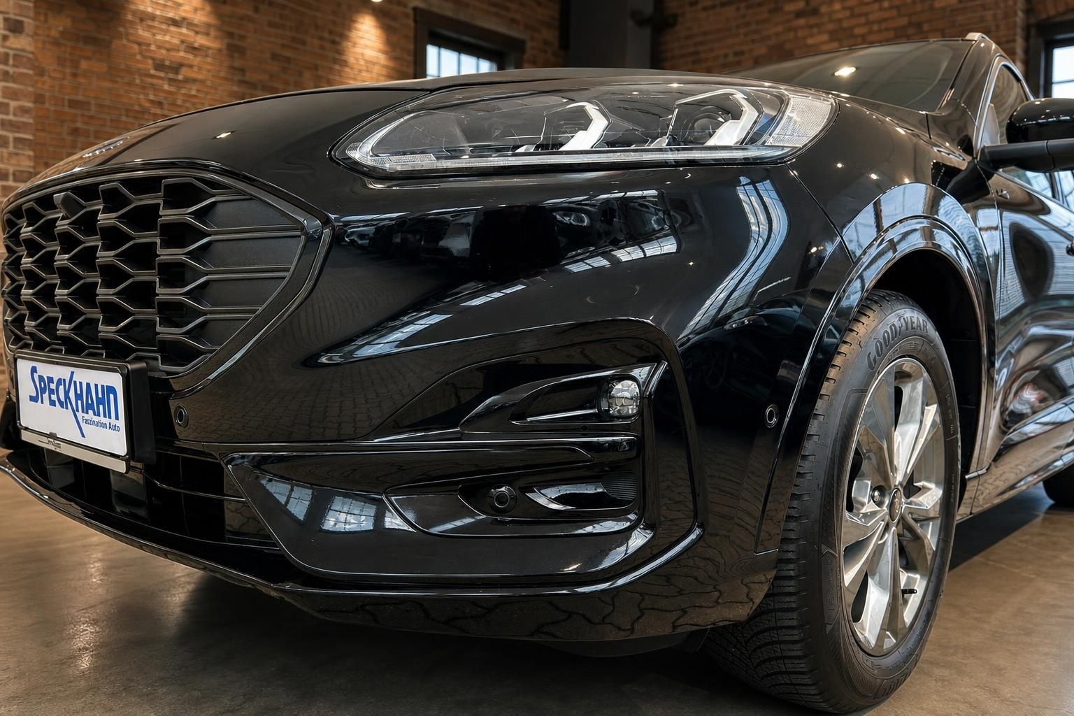Ford Kuga schwarz Frontpartie Detailansicht mit Kuehlergrill