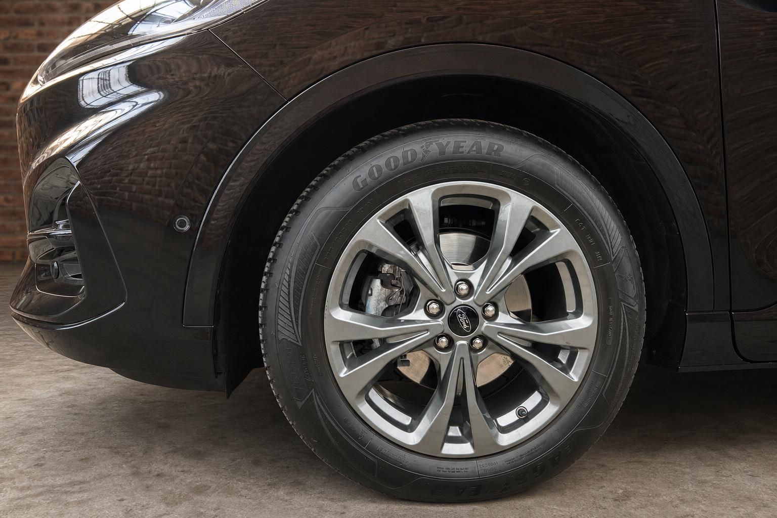 Ford Kuga Felge und Reifen Nahaufnahme in Schwarz