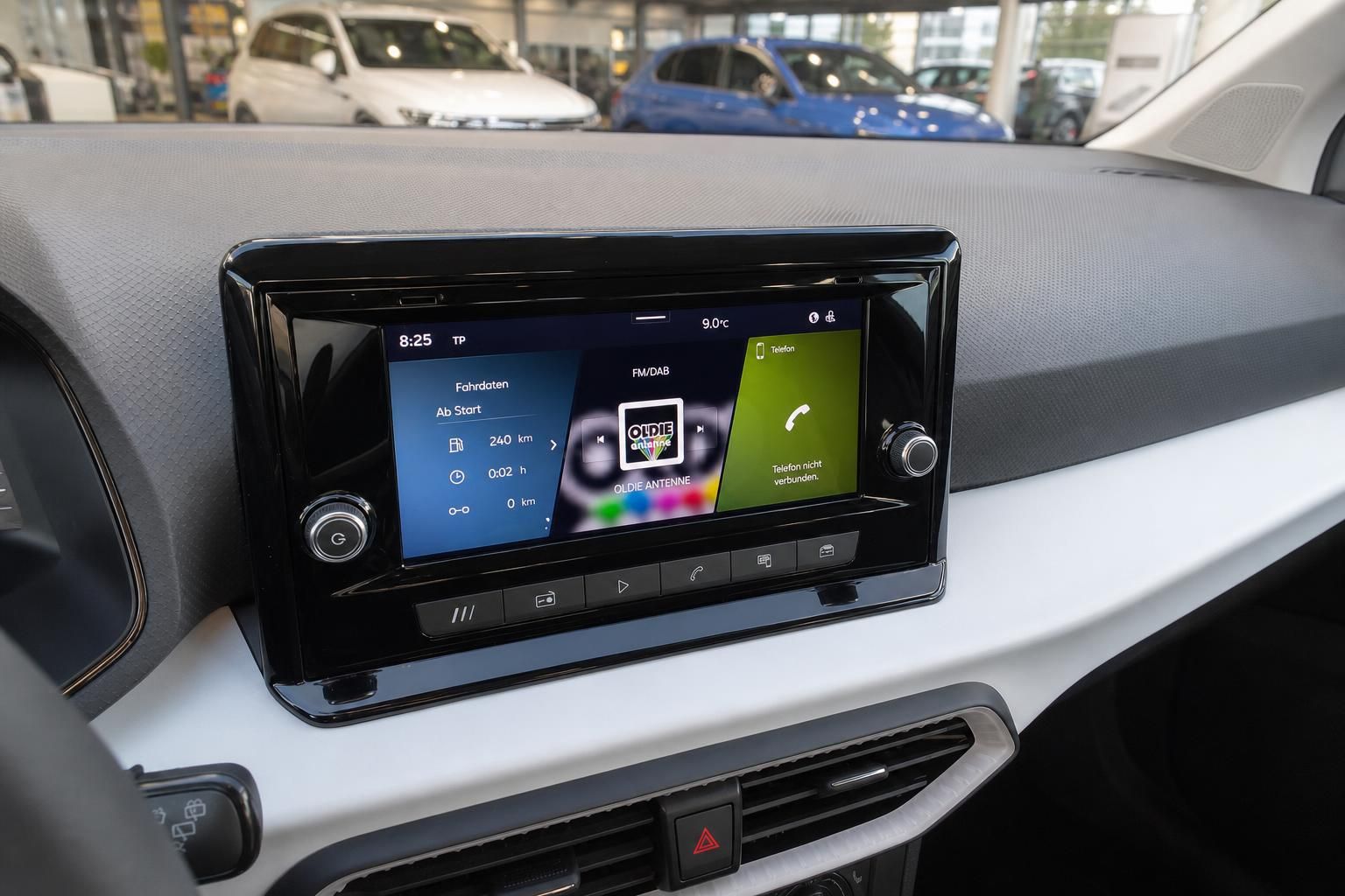 Modernes Infotainment-Display im Innenraum eines SEAT Fahrzeugs mit Touchscreen und Navigation