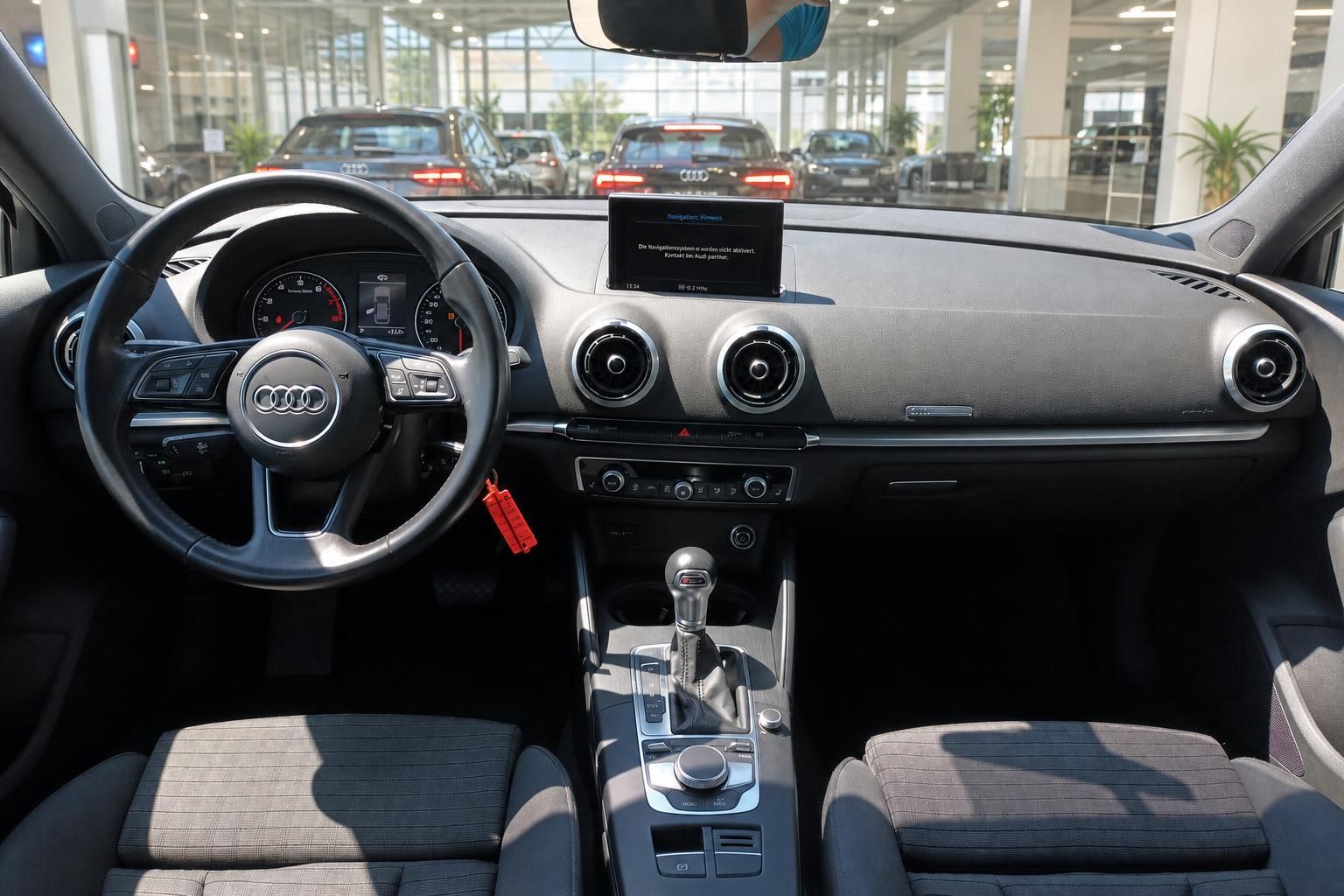 Audi A3 Innenraum Cockpit mit Lenkrad und Navigationsdisplay