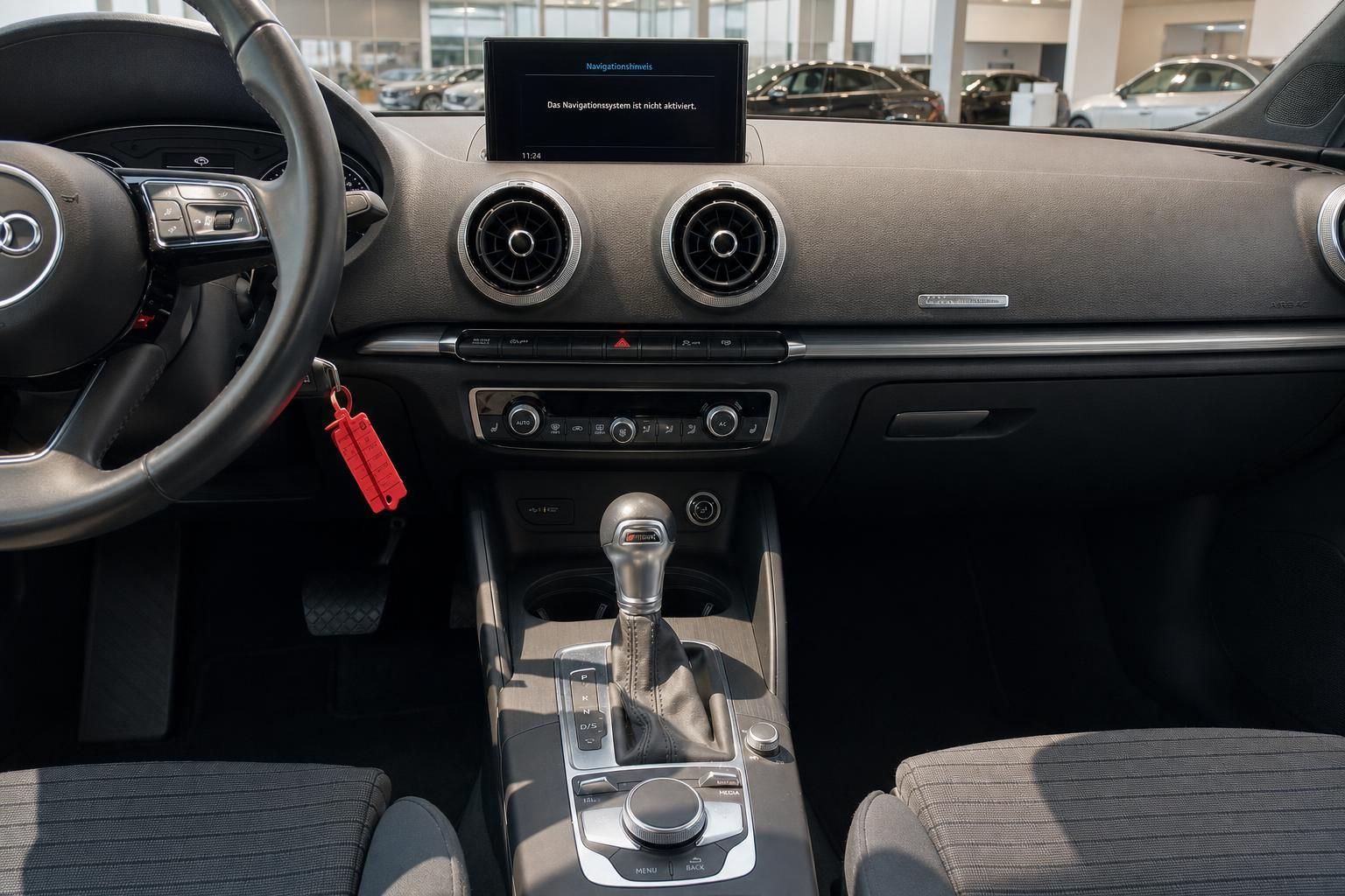 Audi Mittelkonsole mit Schaltung und Bedienfeld im Innenraum