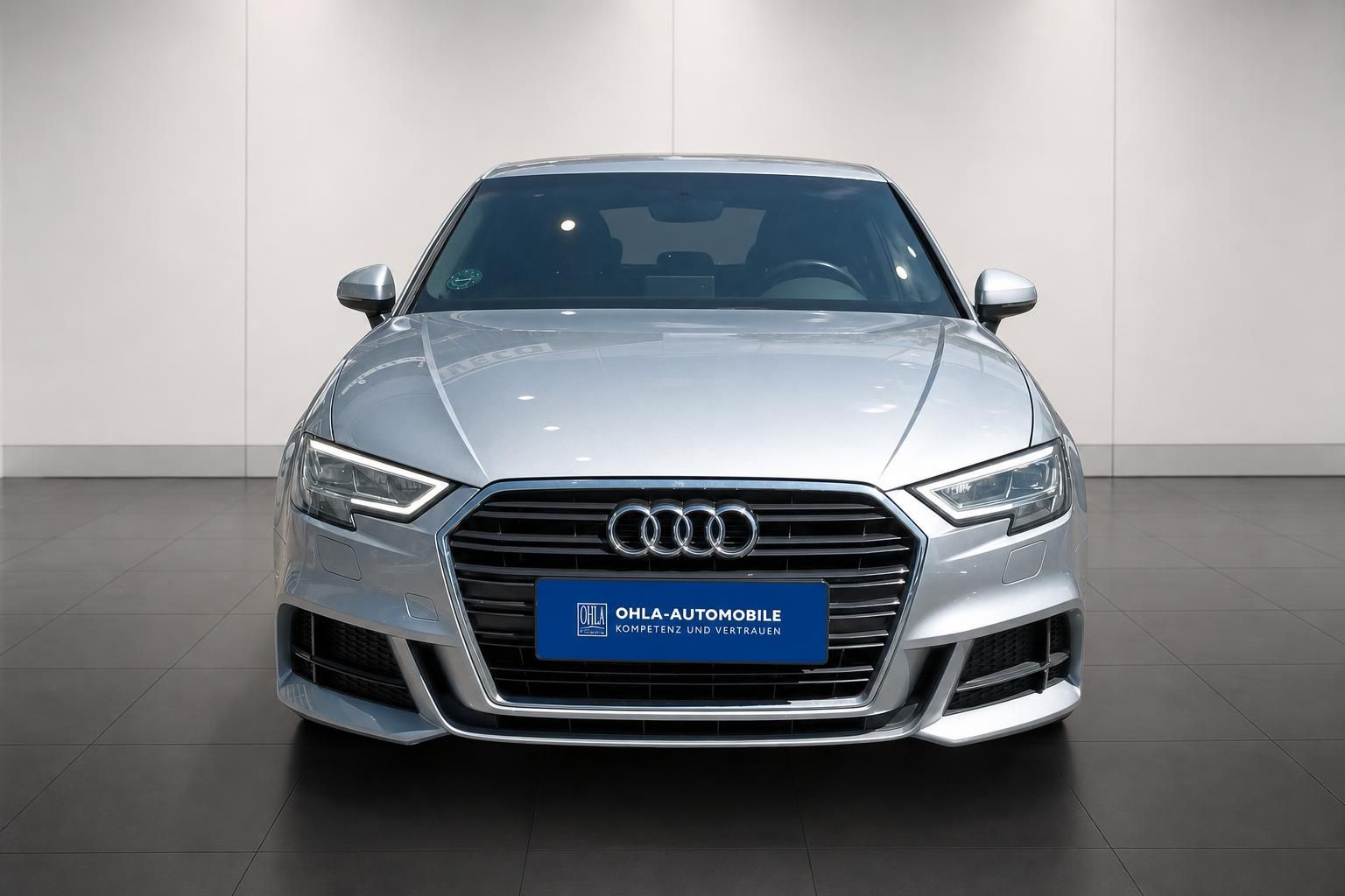 Audi A3 Limousine silber Frontansicht bei OHLA-Automobile