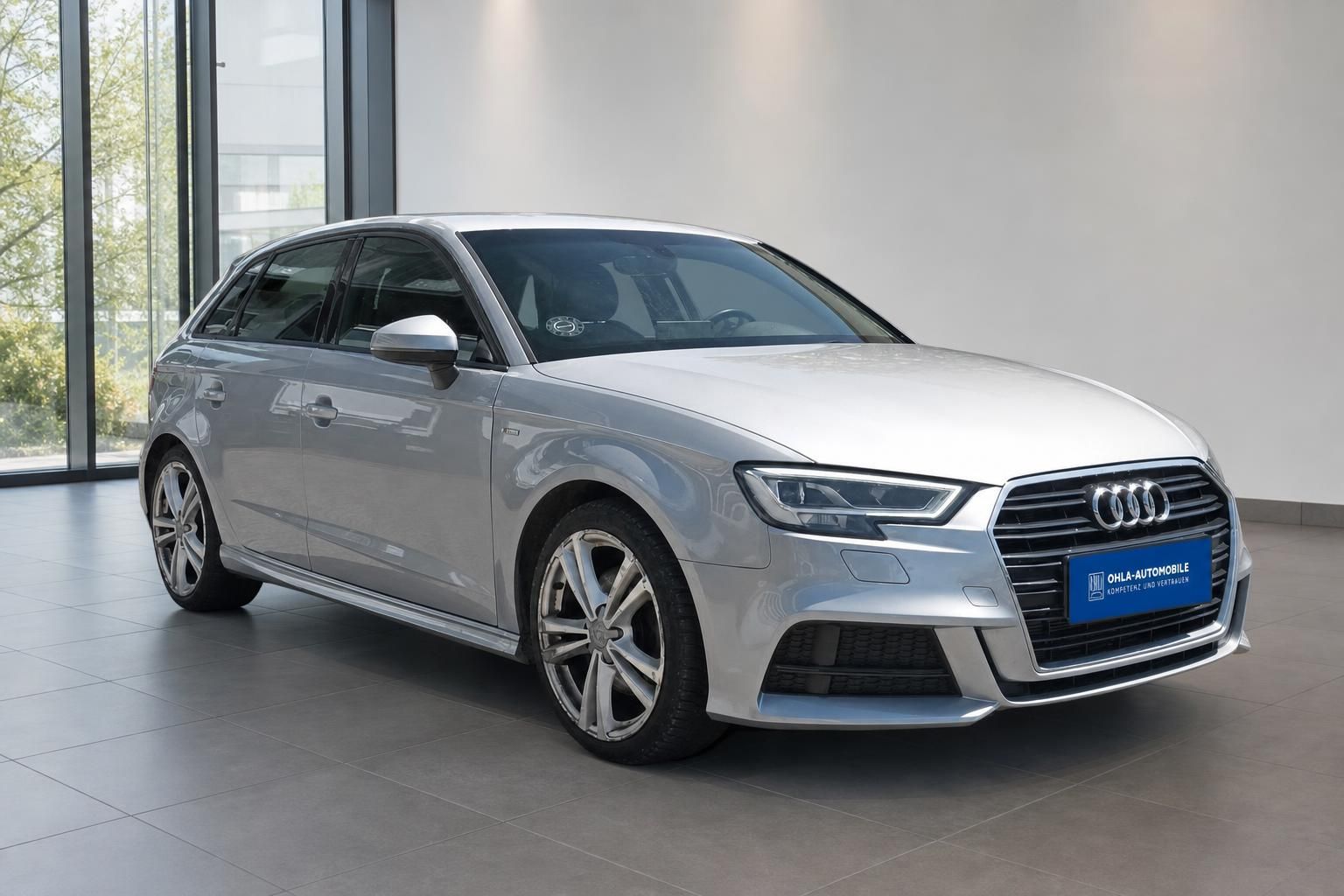 Audi A3 Sportback silber S-Line im Autohaus Frontperspektive