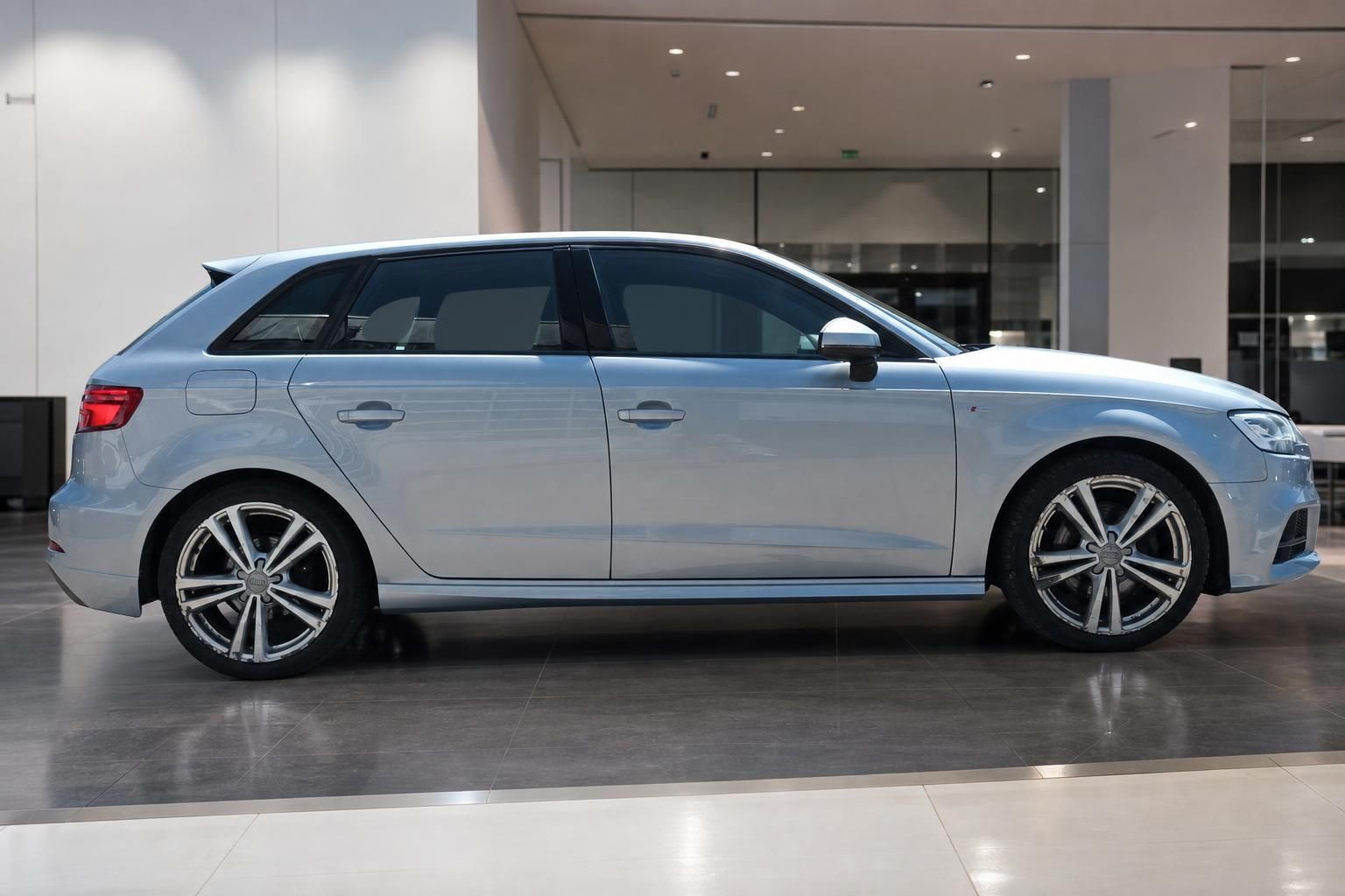 Audi A3 Sportback silber Seitenansicht mit Alufelgen