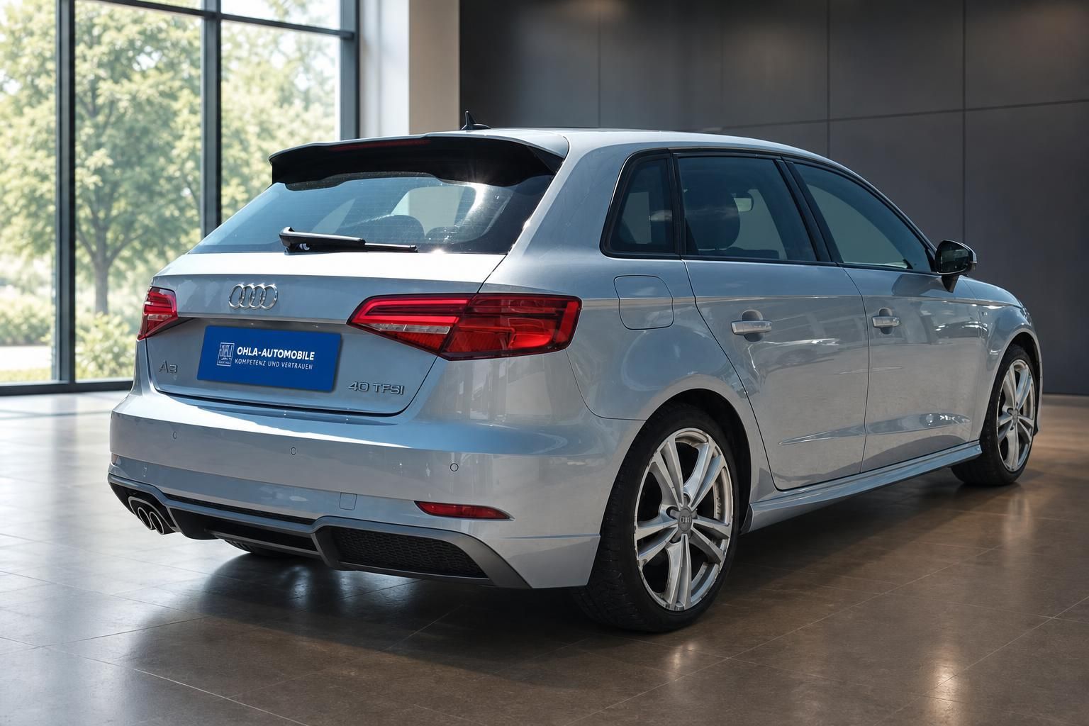 Audi A3 40 TFSI silber Heckansicht schraeg im Showroom