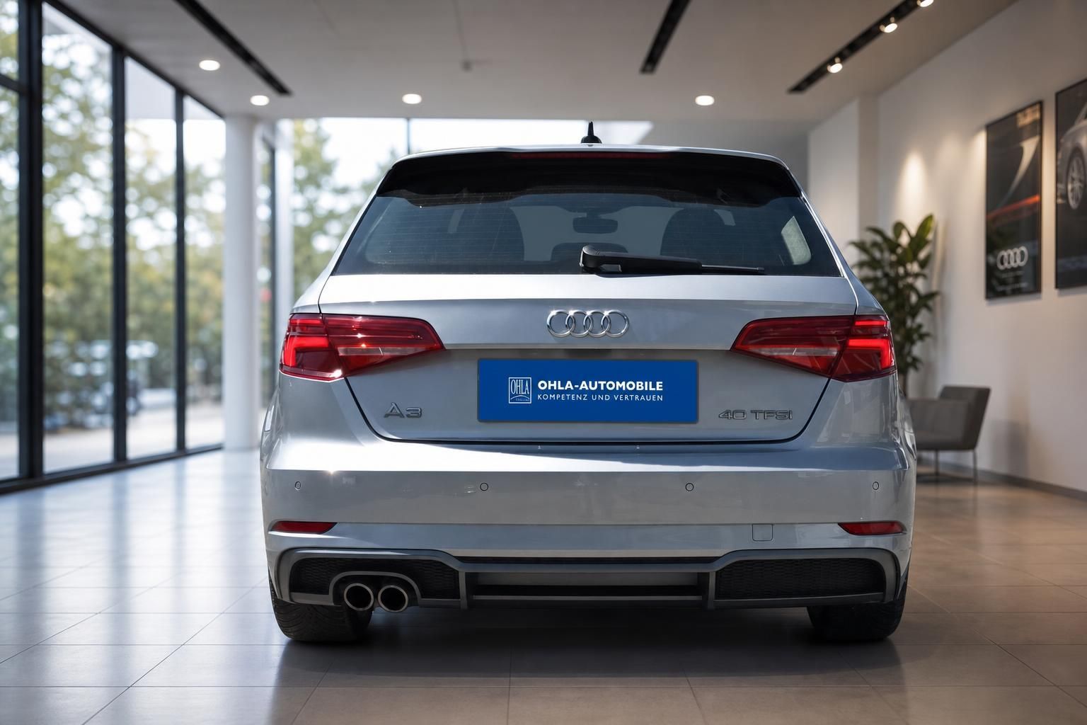 Audi A3 Sportback 40 TFSI Silber Heckansicht im Showroom