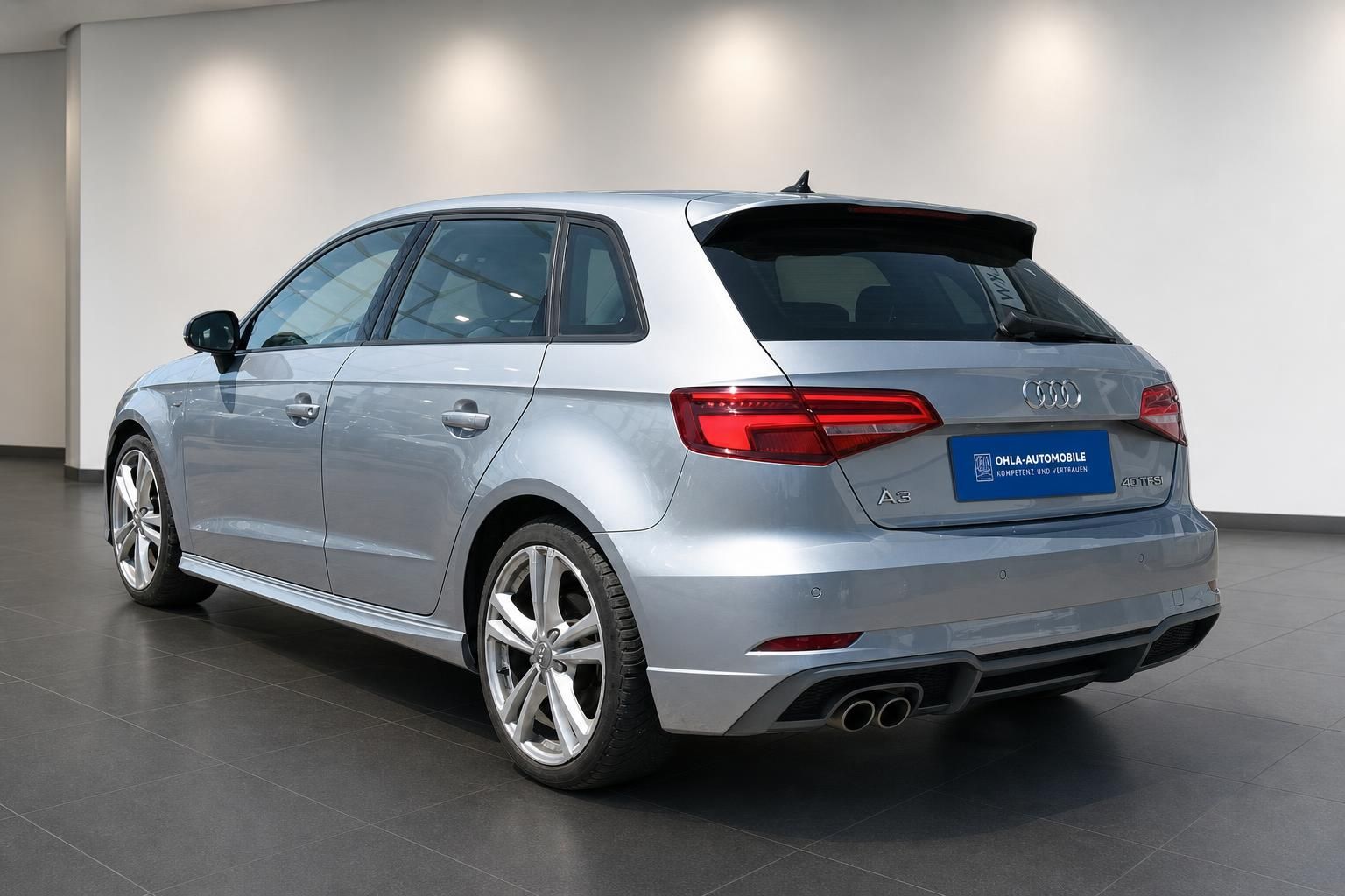 Audi A3 Sportback Silber 40 TFSI Heckansicht im Autohaus
