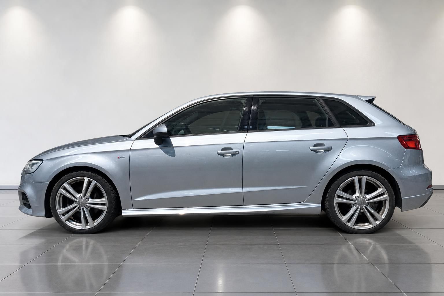 Audi A3 Sportback Silber Seitenansicht mit Alufelgen