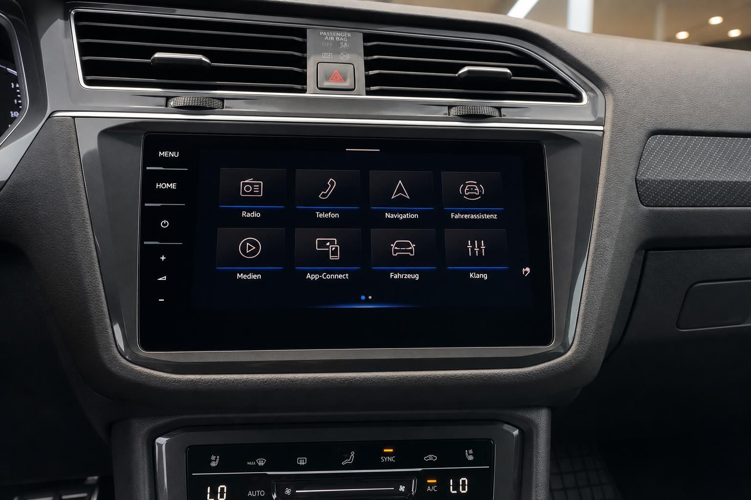 VW Tiguan Infotainment-Bildschirm mit Menüansicht im Detail