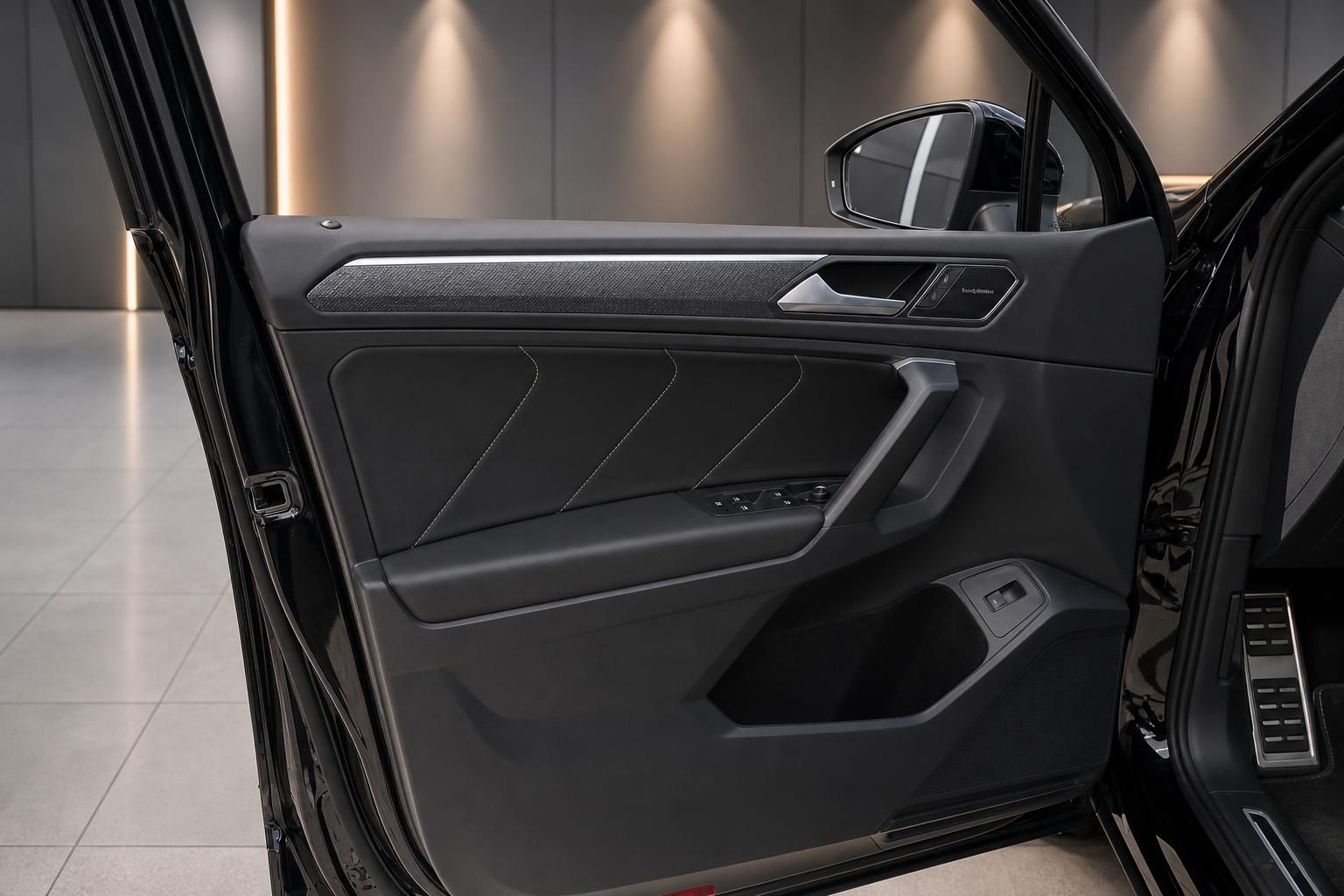 VW Tiguan Türverkleidung vorne mit Bedienelementen im Detail