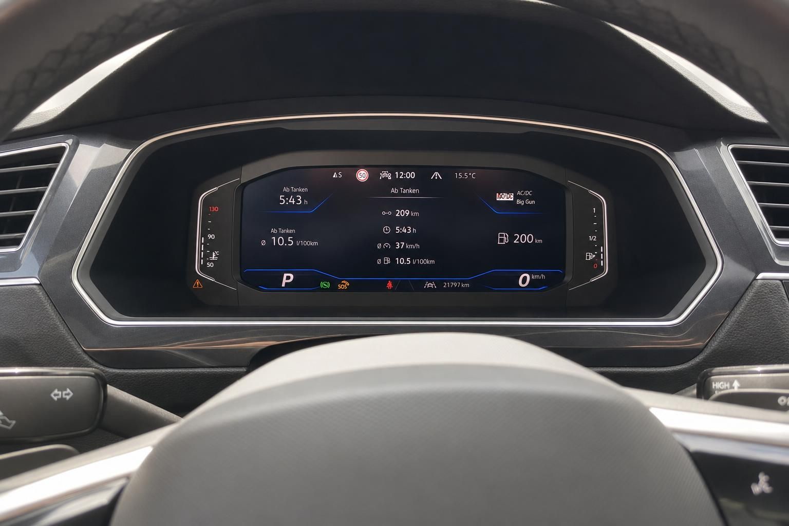 Digitales Kombiinstrument mit Verbrauchsanzeige im VW Fahrzeug