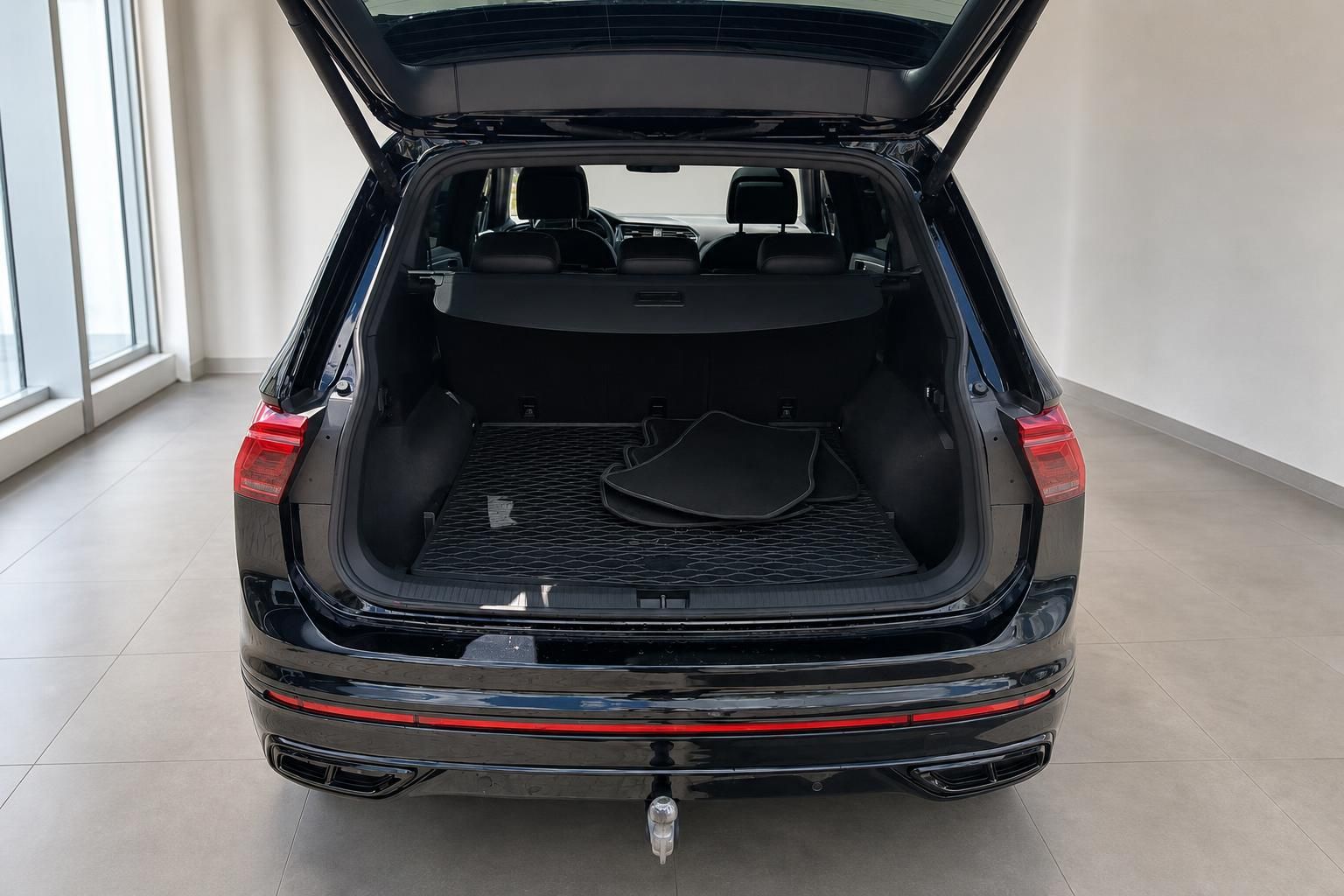Kofferraum mit geöffneter Heckklappe eines schwarzen VW SUV
