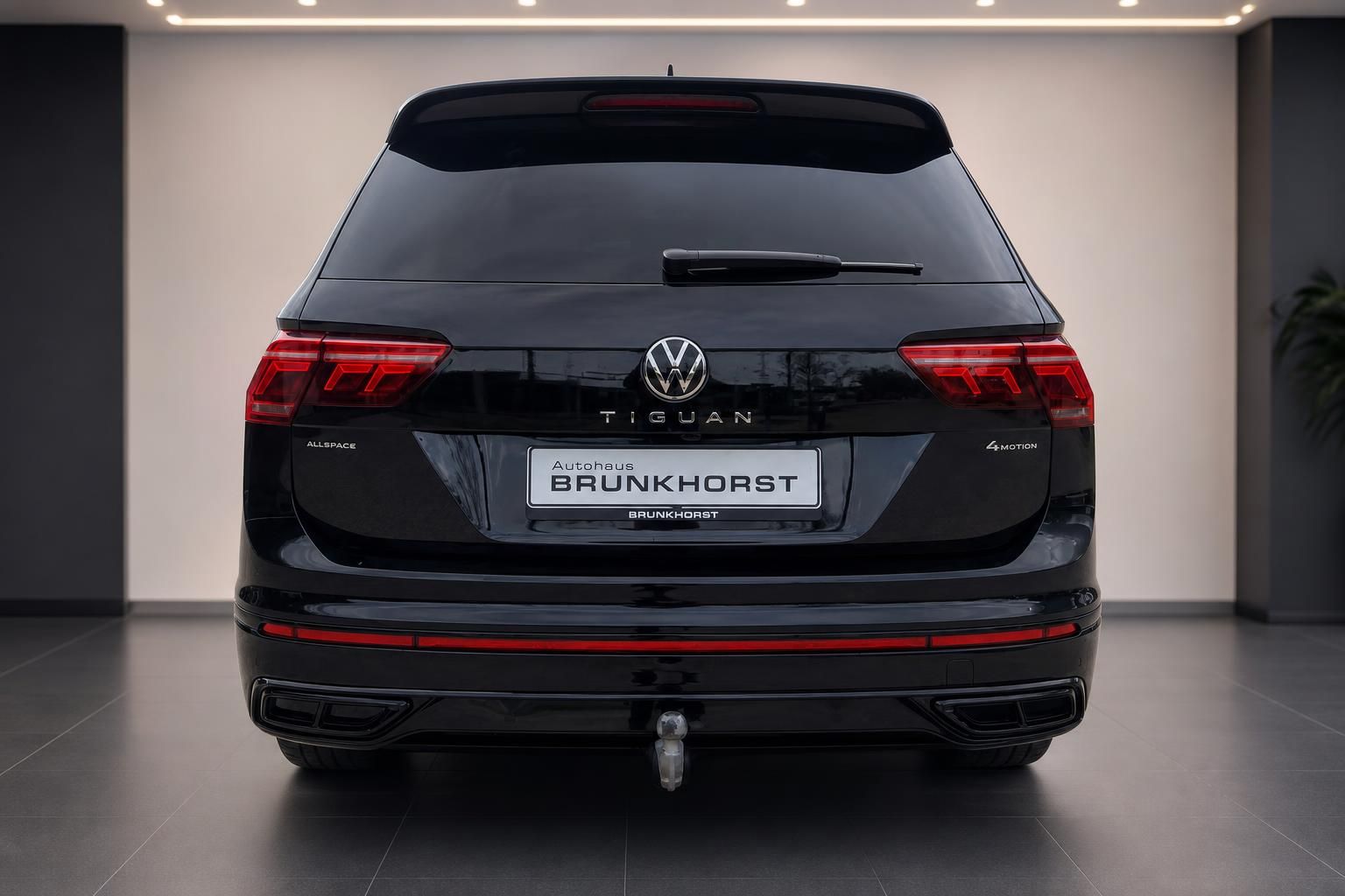 VW Tiguan Allspace 4Motion schwarz, Heckansicht mit Anhängerkupplung