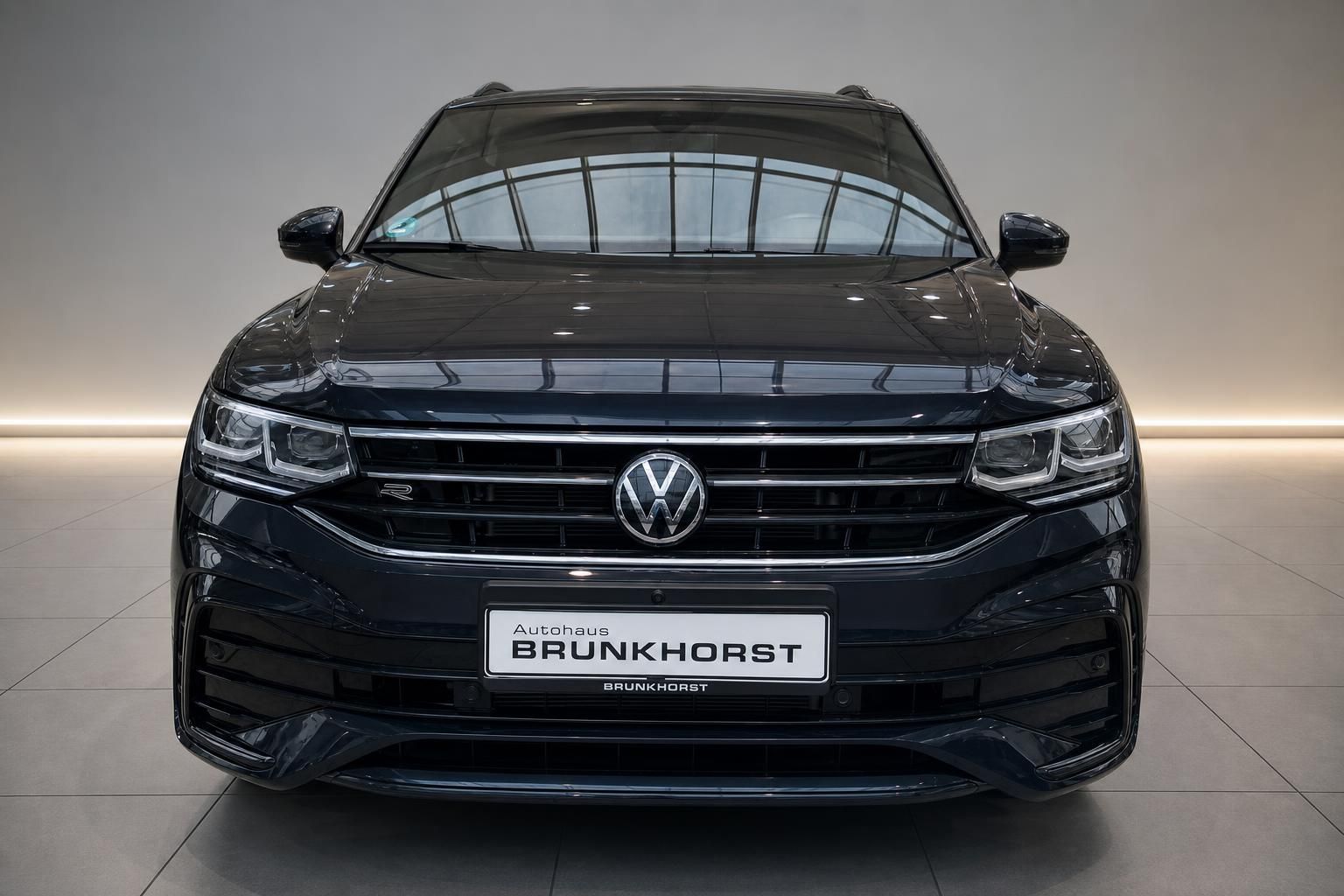 VW Tiguan R-Line dunkelblau, Frontansicht mit LED-Scheinwerfern