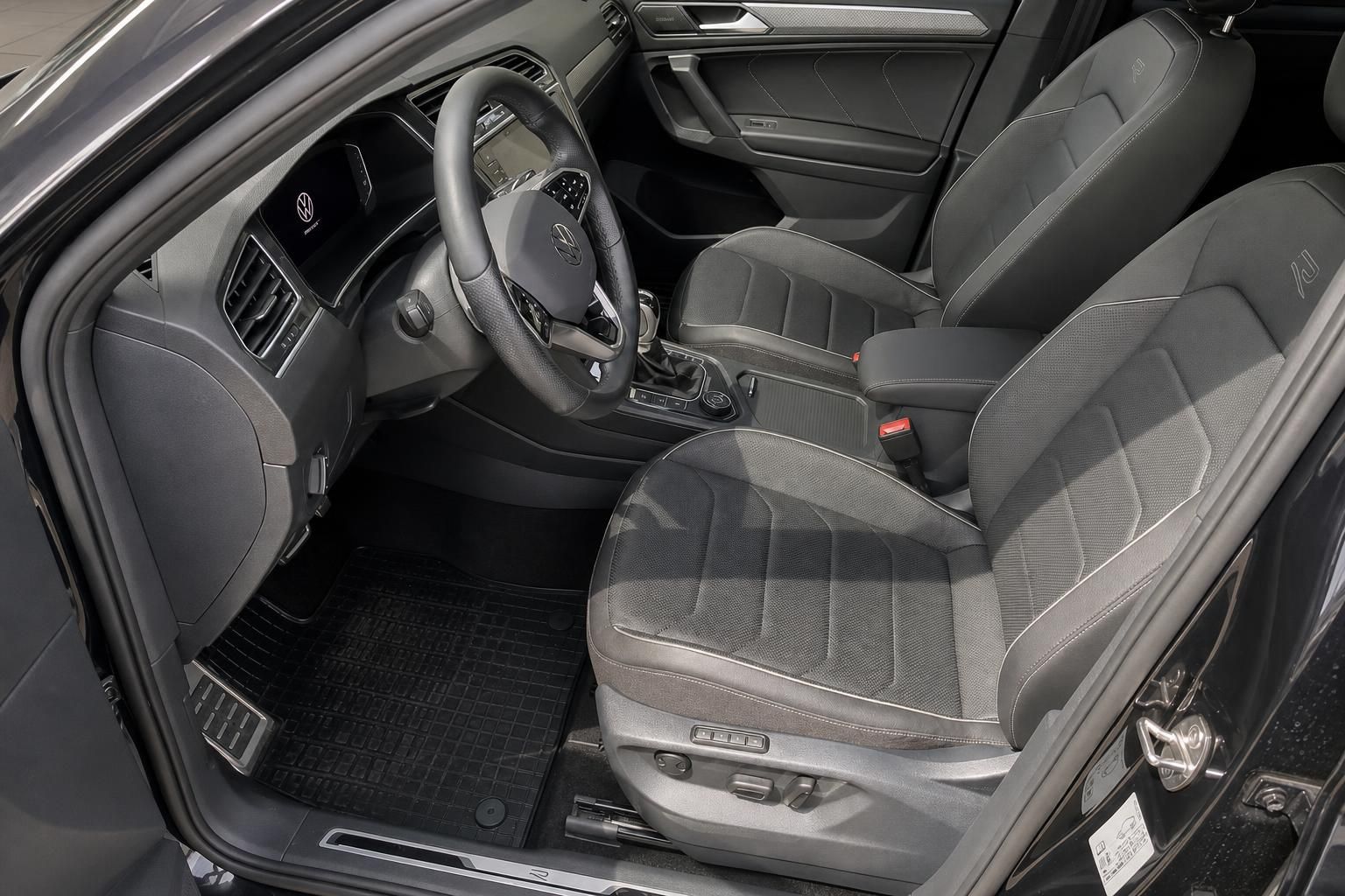 VW Tiguan Innenraum, Vordersitze und Armaturenbrett im Detail