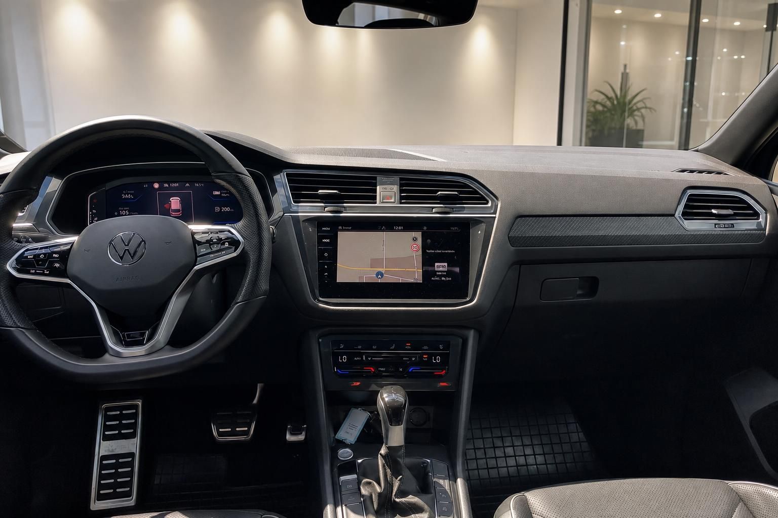 VW Tiguan Cockpit mit digitalem Tacho und Infotainment-Display