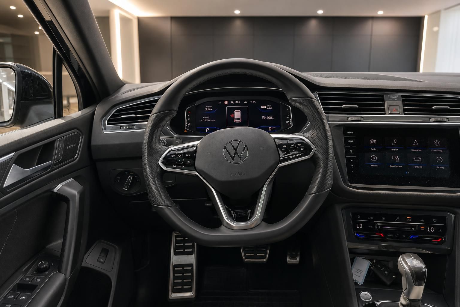 VW Tiguan Innenraum, Cockpit mit Lenkrad und digitalem Tacho