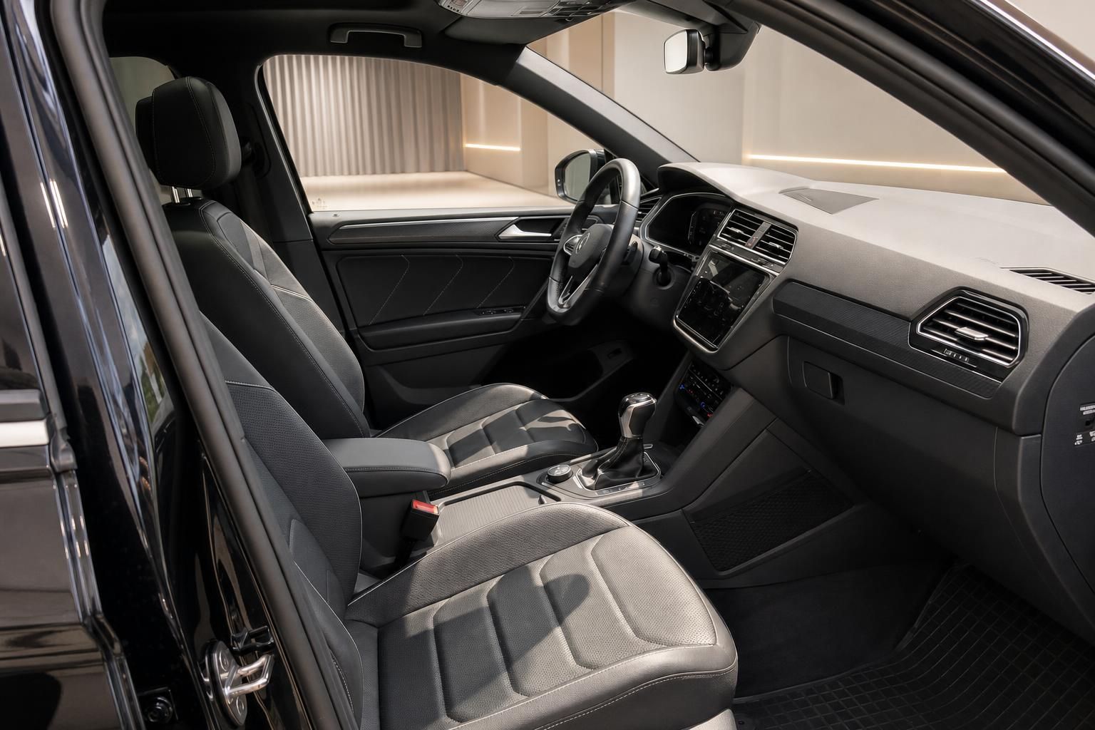 VW Tiguan Innenraum mit Vordersitzen und Armaturenbrett