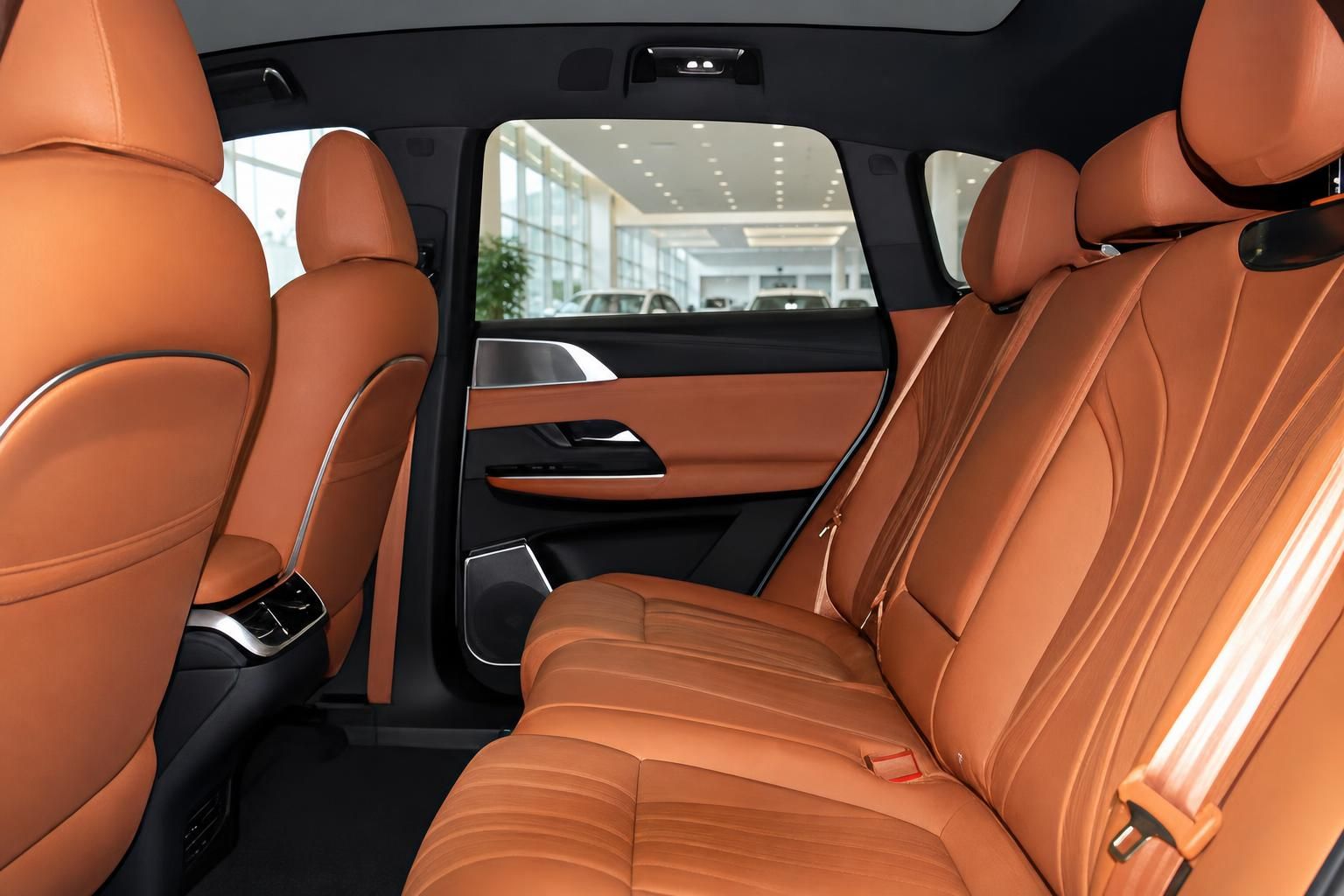 XPeng G9 Rücksitze mit braunem Lederinterieur, Blick durch Tür
