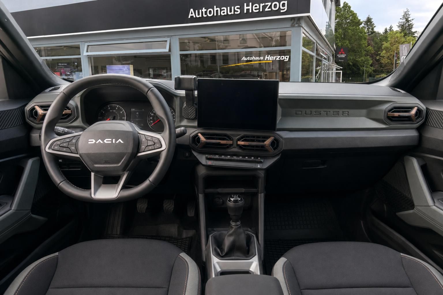 Armaturenbrett und Lenkrad im Fahrzeuginnenraum - Cockpit-Ansicht mit Touchscreen