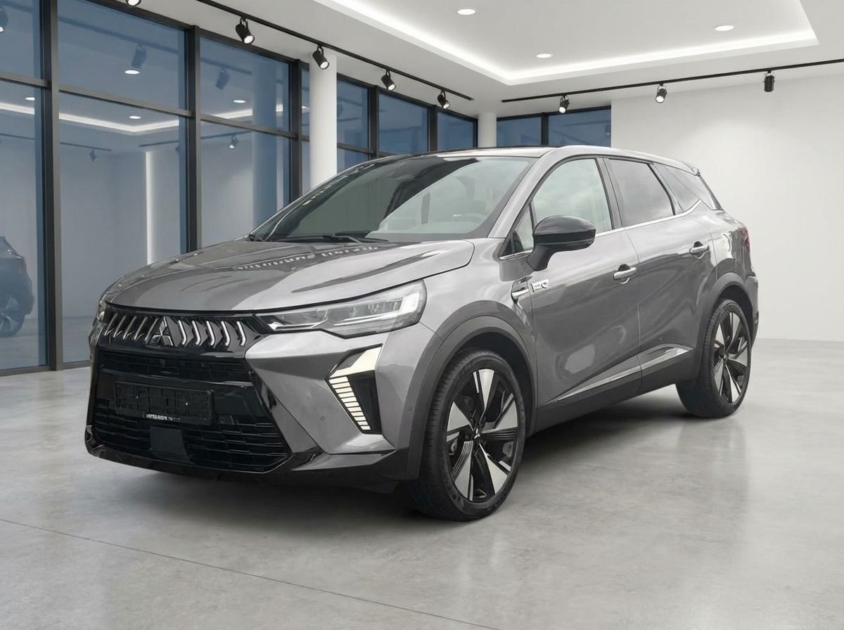 Mitsubishi SUV in Grau metallic in modernem Autohaus – Frontansicht schräg