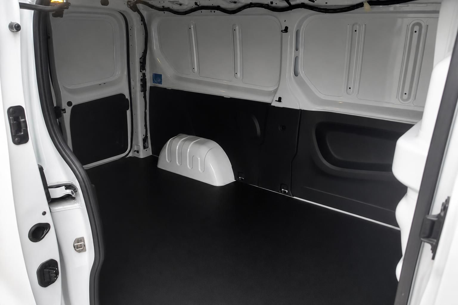 Leerer Laderaum eines weißen Transporters mit schwarzer Bodenverkleidung