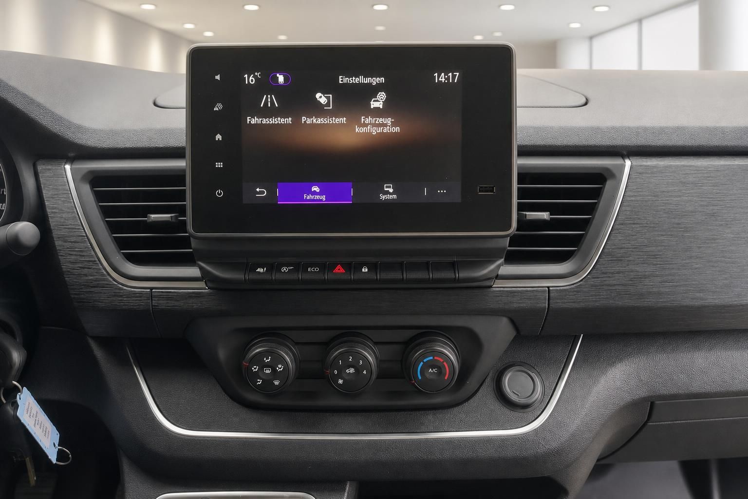 Touchscreen-Infotainment und Klimabedienung im Fahrzeugcockpit