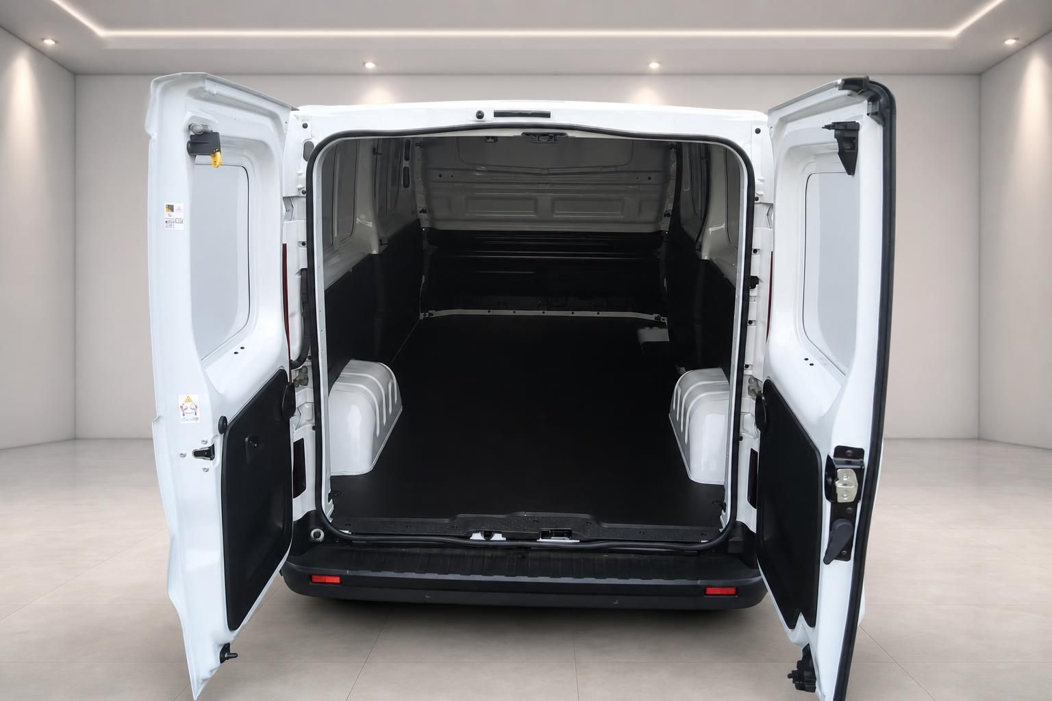 Transporter mit geöffneten Hecktüren und leerem Laderaum von hinten