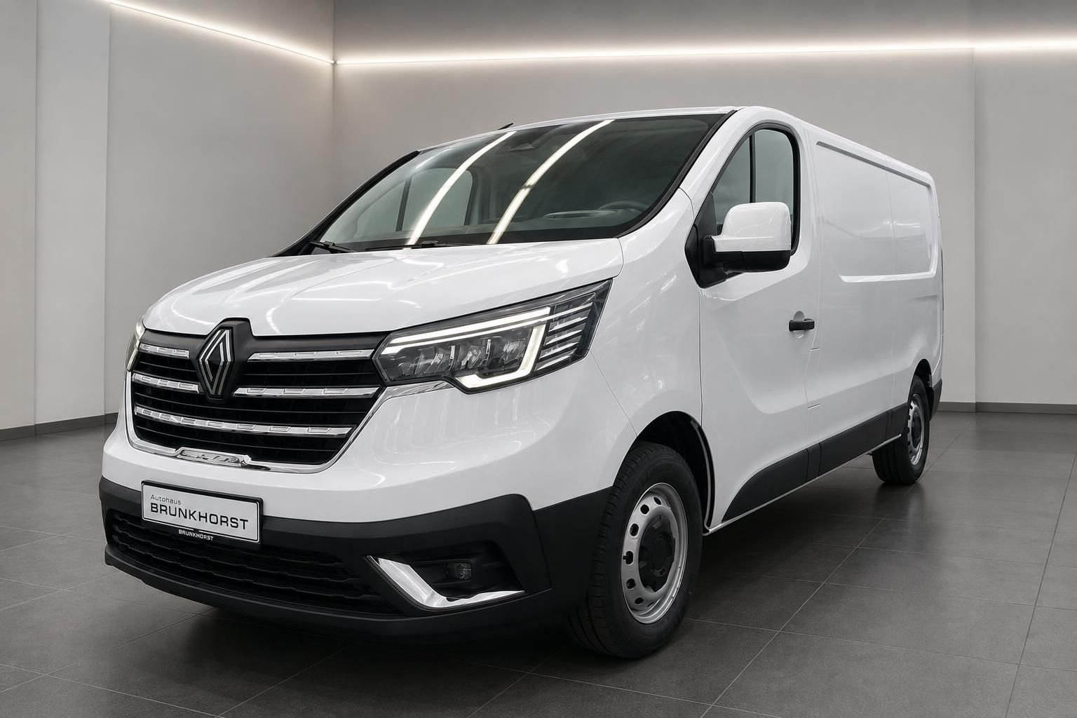 Renault Trafic weiß Frontansicht Kastenwagen im Autohaus