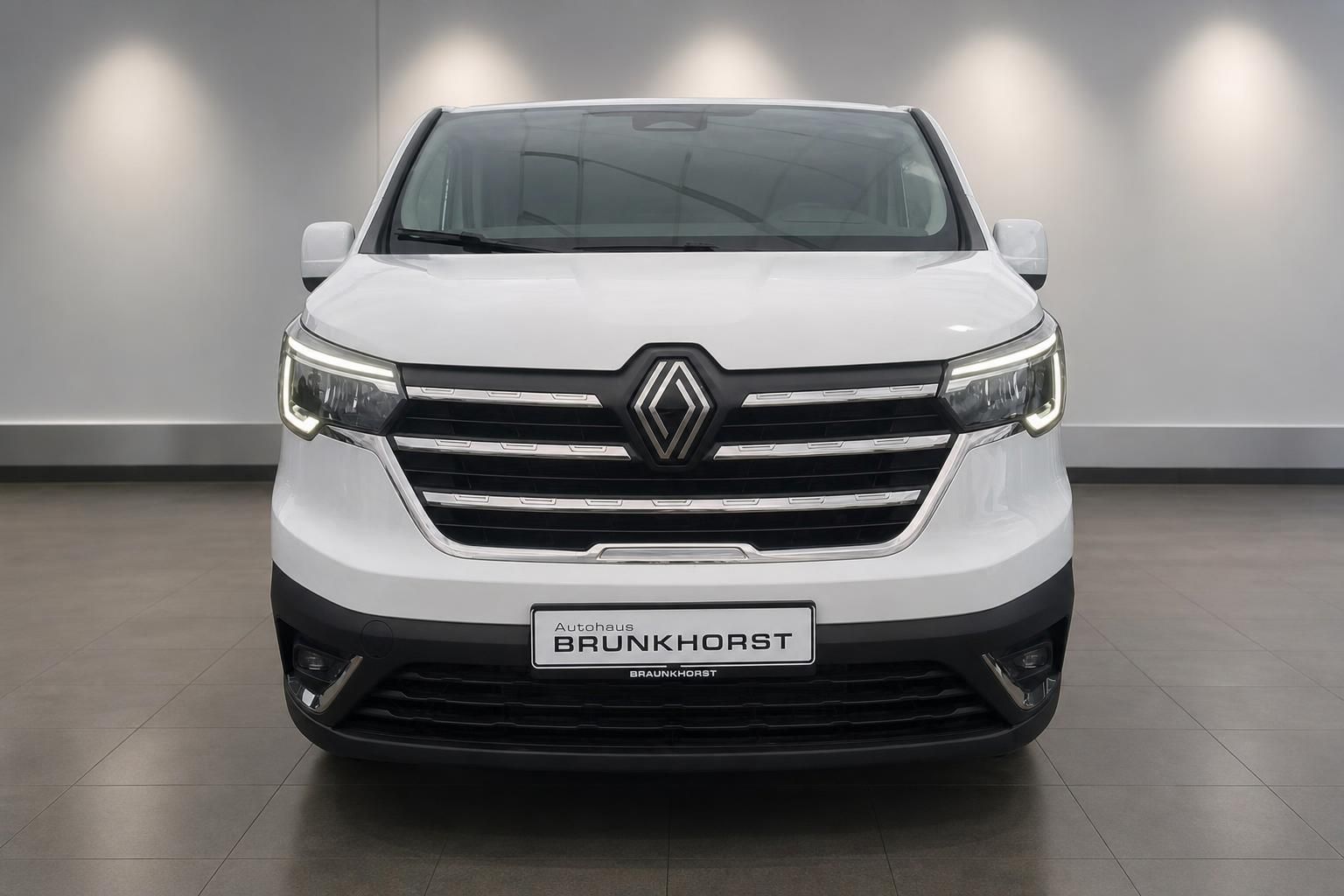 Renault Trafic weiß Frontansicht mit Kühlergrill und LED-Licht