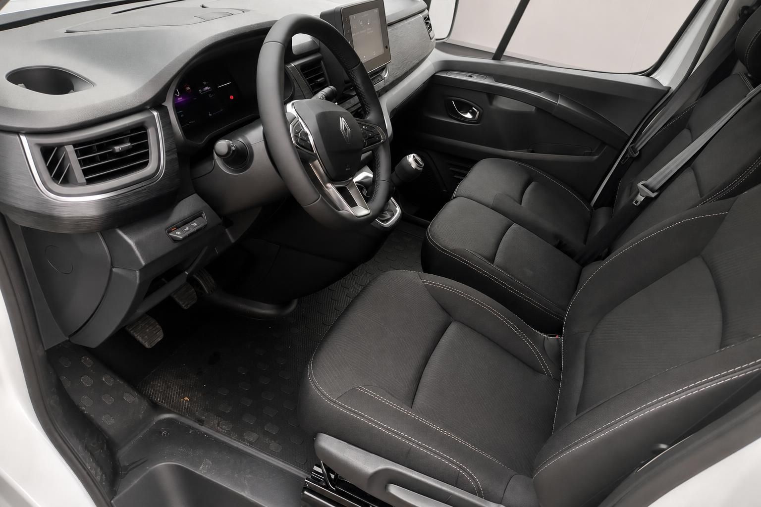 Fahrerkabine mit Lenkrad, Sitzen und Cockpit eines Renault Transporters