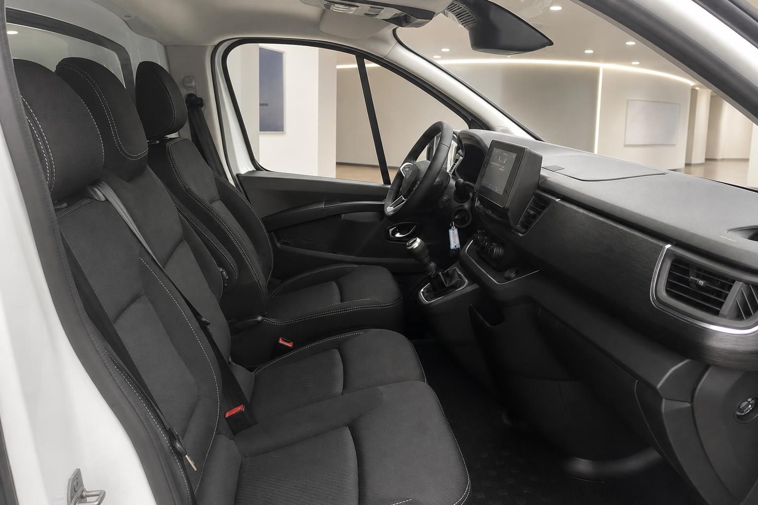 Innenraum Transporter mit Vordersitzen, Lenkrad und Touchscreen-Display