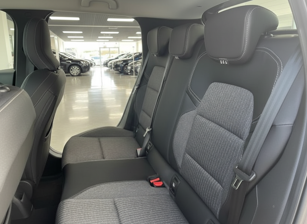 Fahrzeug-Innenraum Rücksitzbank mit schwarzem Stoff-Leder-Mix und Sicherheitsgurten im Autohaus