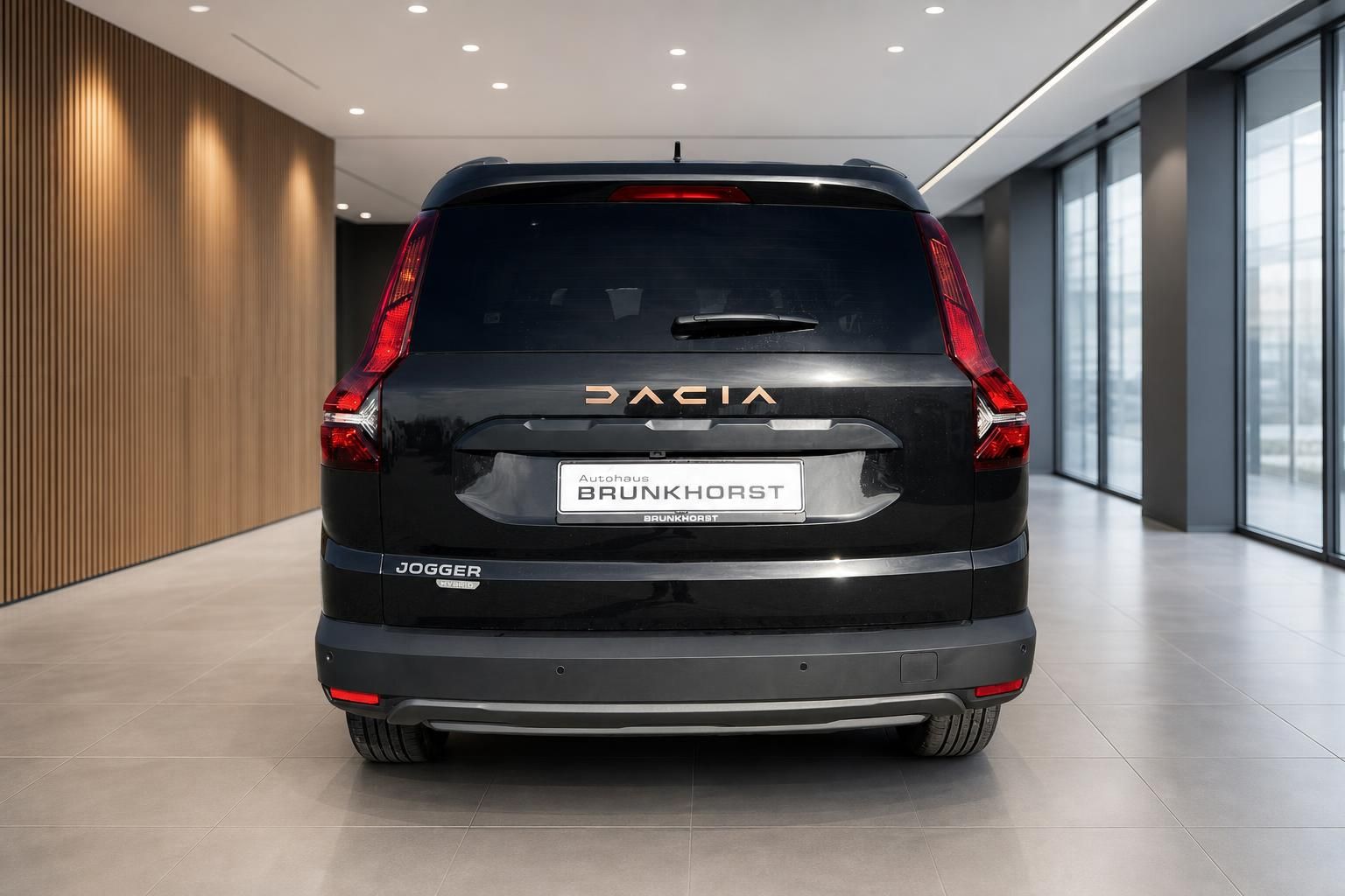 Dacia Jogger Heckansicht schwarz mit Rücklichtern im modernen Autohaus