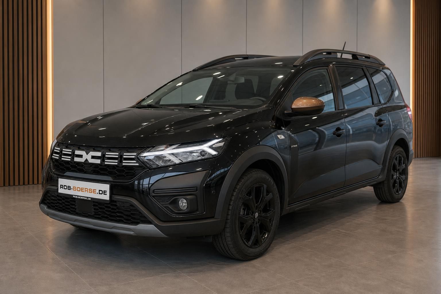 Dacia Jogger schwarz Schrägansicht vorne mit schwarzen Felgen im Autohaus
