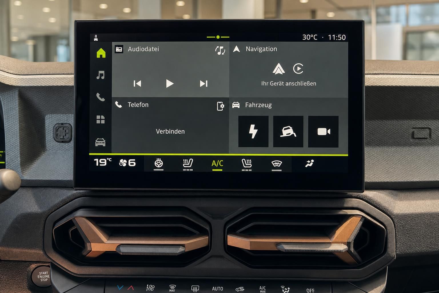 Touchscreen-Infotainmentsystem mit Navigationsoberfläche und Klimasteuerung