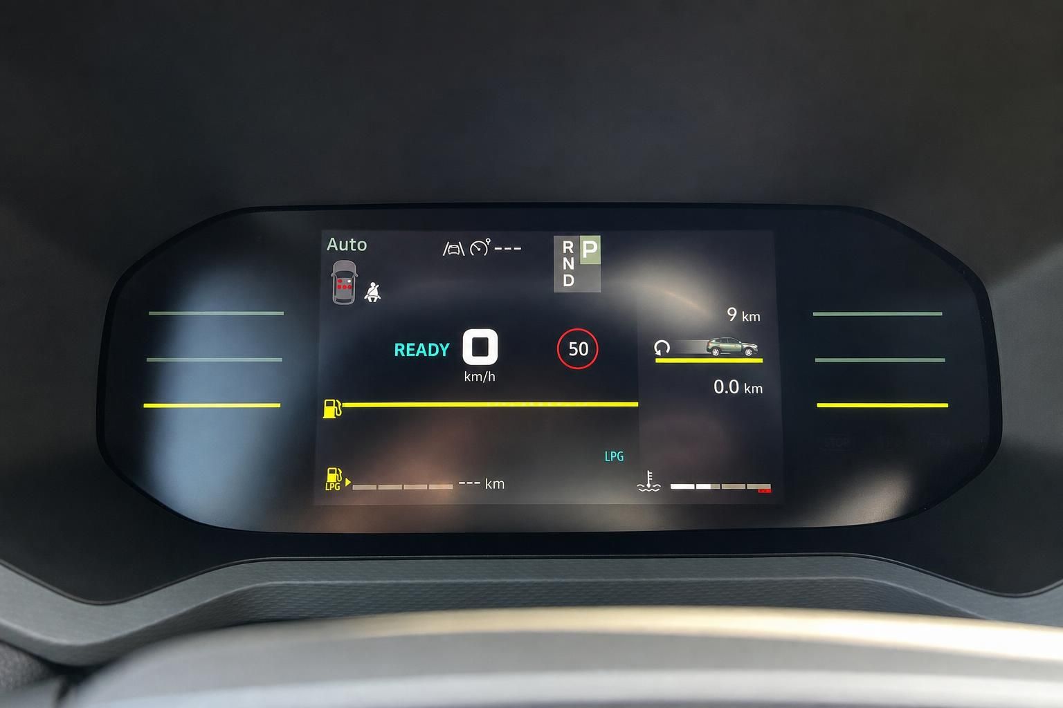 Digitales Kombiinstrument mit Geschwindigkeitsanzeige und Tankfüllstand eines modernen Fahrzeugs