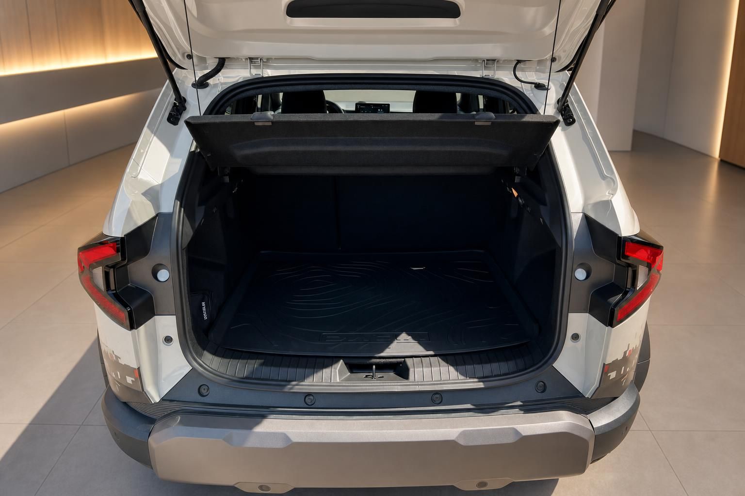 Offener Kofferraum eines weißen SUV mit schwarzer Kofferraummatte im Showroom