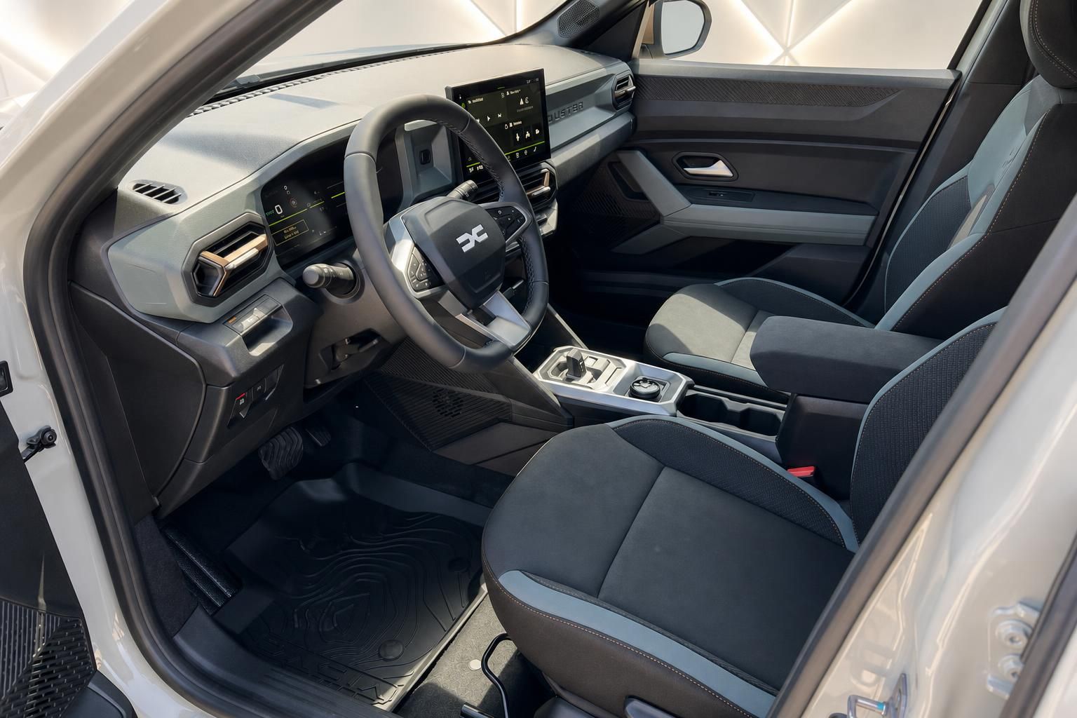 Dacia Duster Fahrzeug-Innenraum Fahrersitz mit Lenkrad und Mittelkonsole