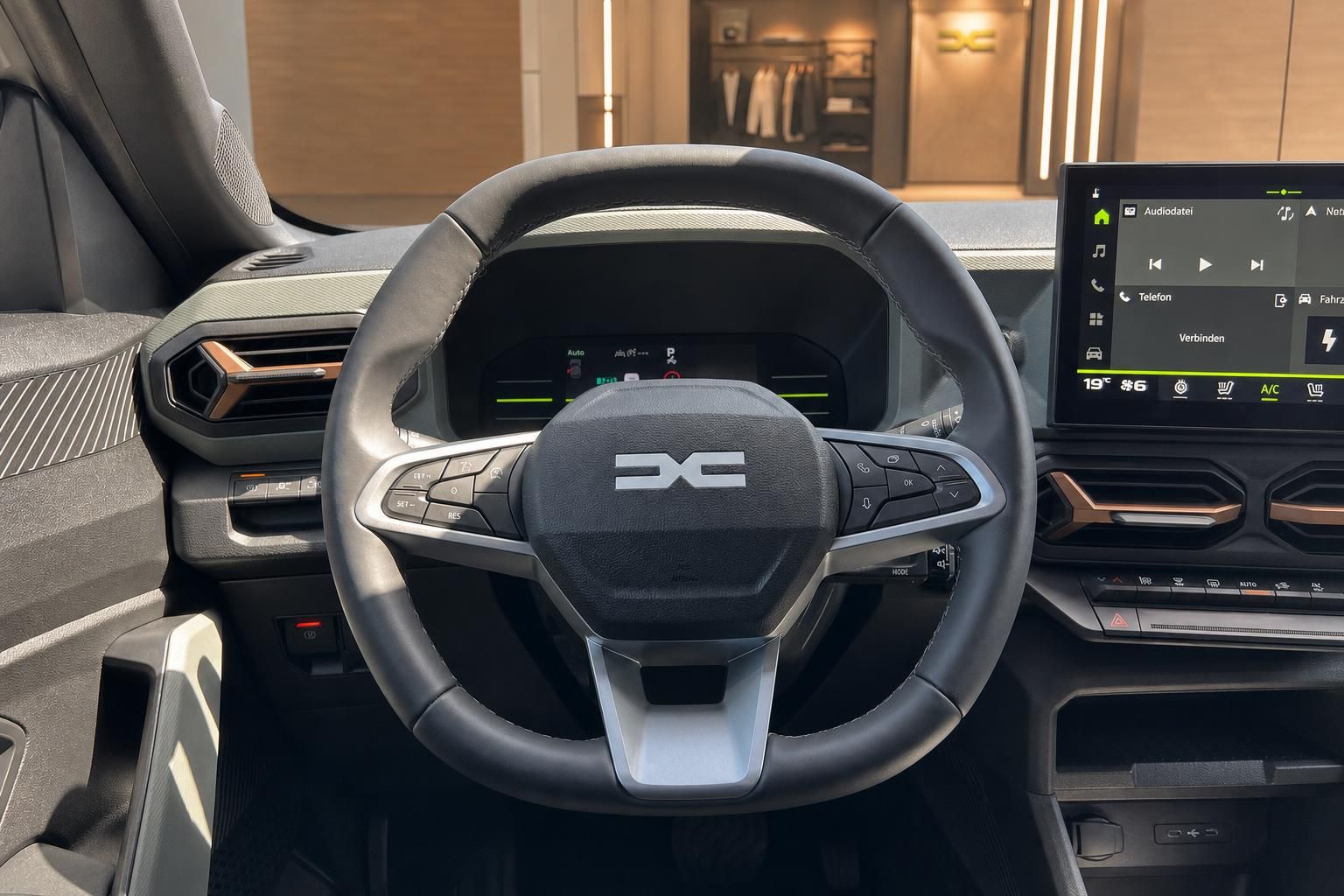 Moderner Fahrzeuginnenraum mit digitalem Cockpit, Lenkrad und Infotainment-Display