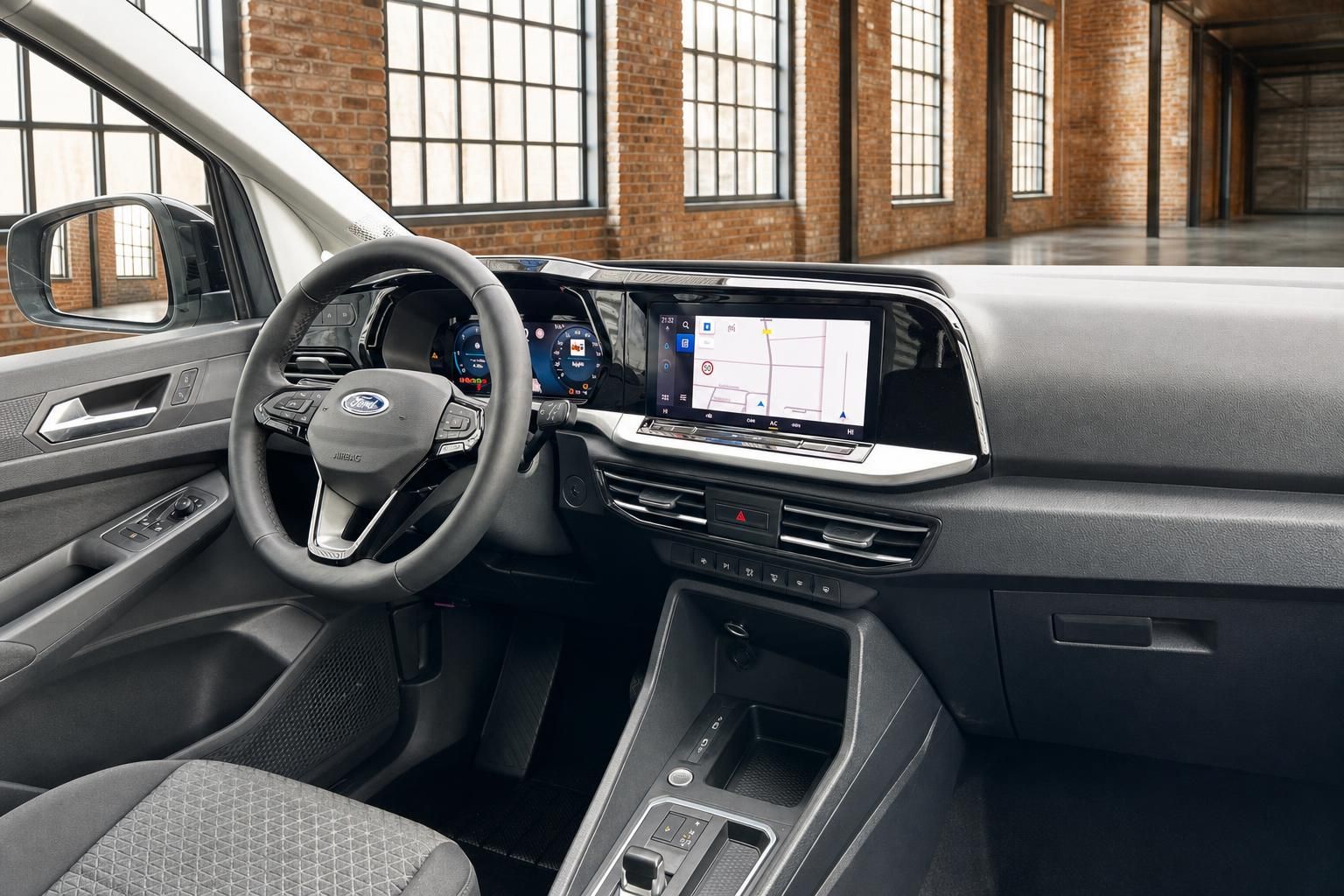 Ford Cockpit mit Lenkrad, Digitaltacho und Navigationsdisplay