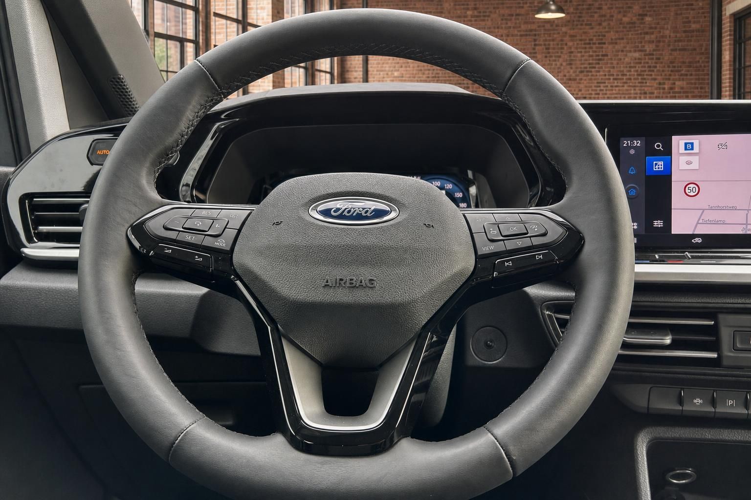 Ford Lenkrad Nahaufnahme mit Bedienelementen und Display