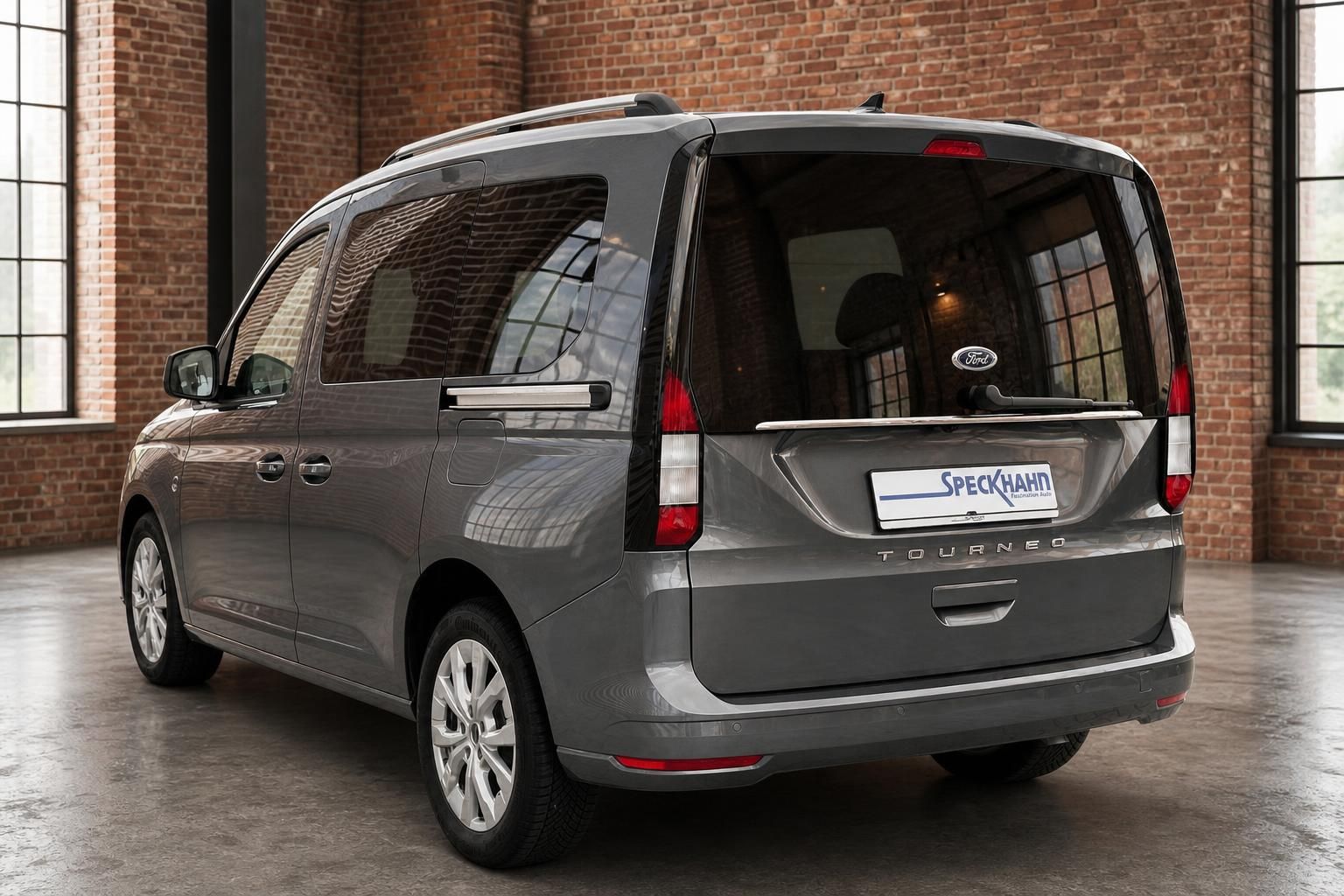 Ford Tourneo grau, Heck-Seitenansicht in Loft-Ambiente
