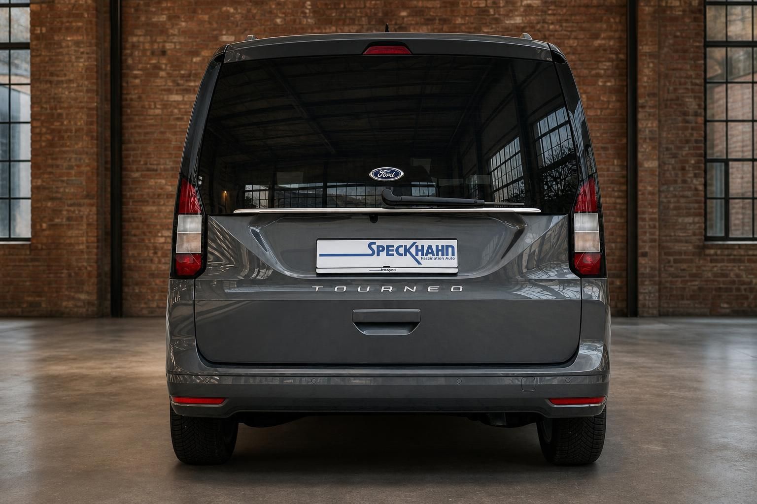 Ford Tourneo grau, Heckansicht mit Ford-Logo und Rücklichtern