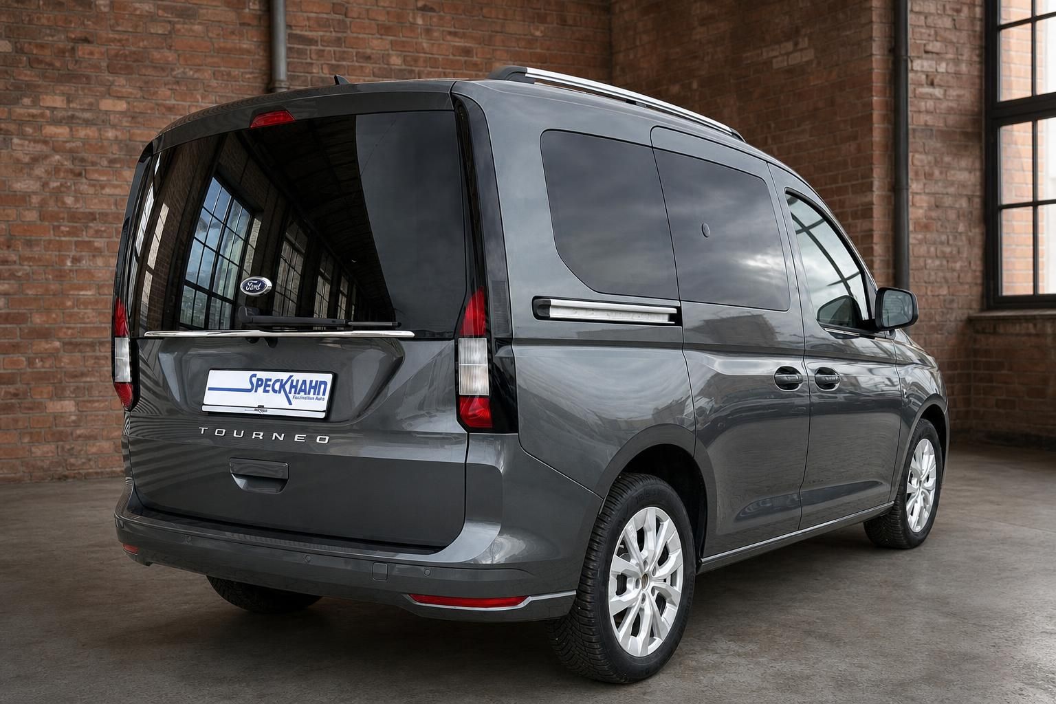 Ford Tourneo grau, Heck-Seitenansicht mit Leichtmetallfelgen