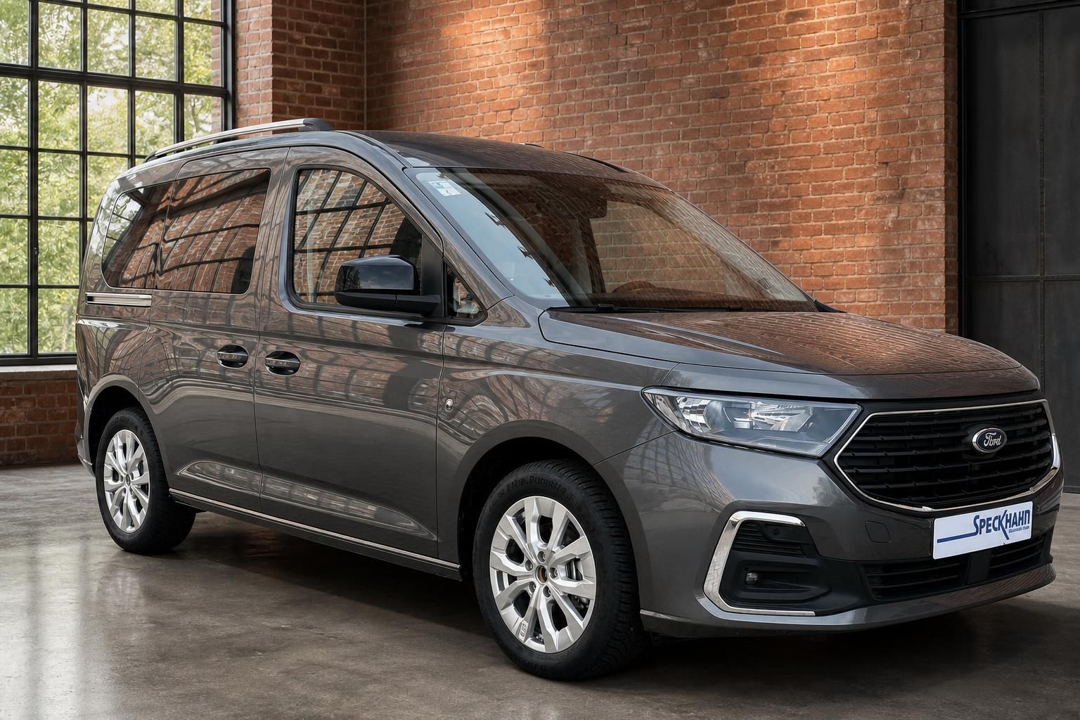 Ford Tourneo Connect grau, Seitenansicht vor Backsteinwand