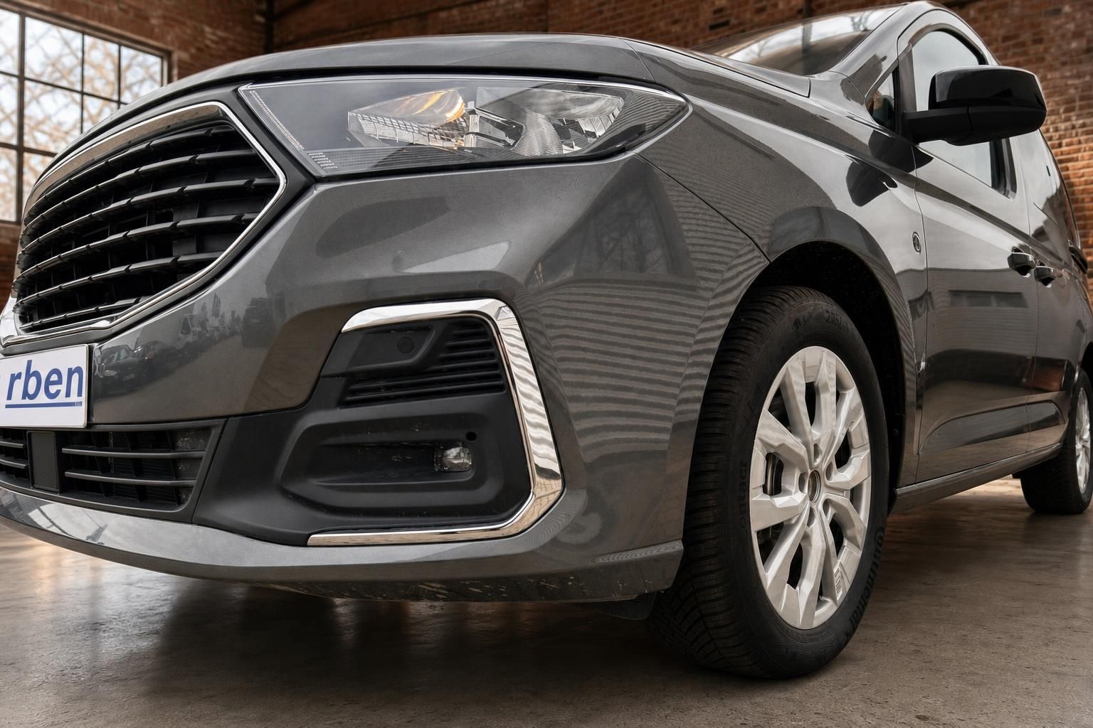 Ford Van in Grau, Detailansicht Frontstossstange und Felge