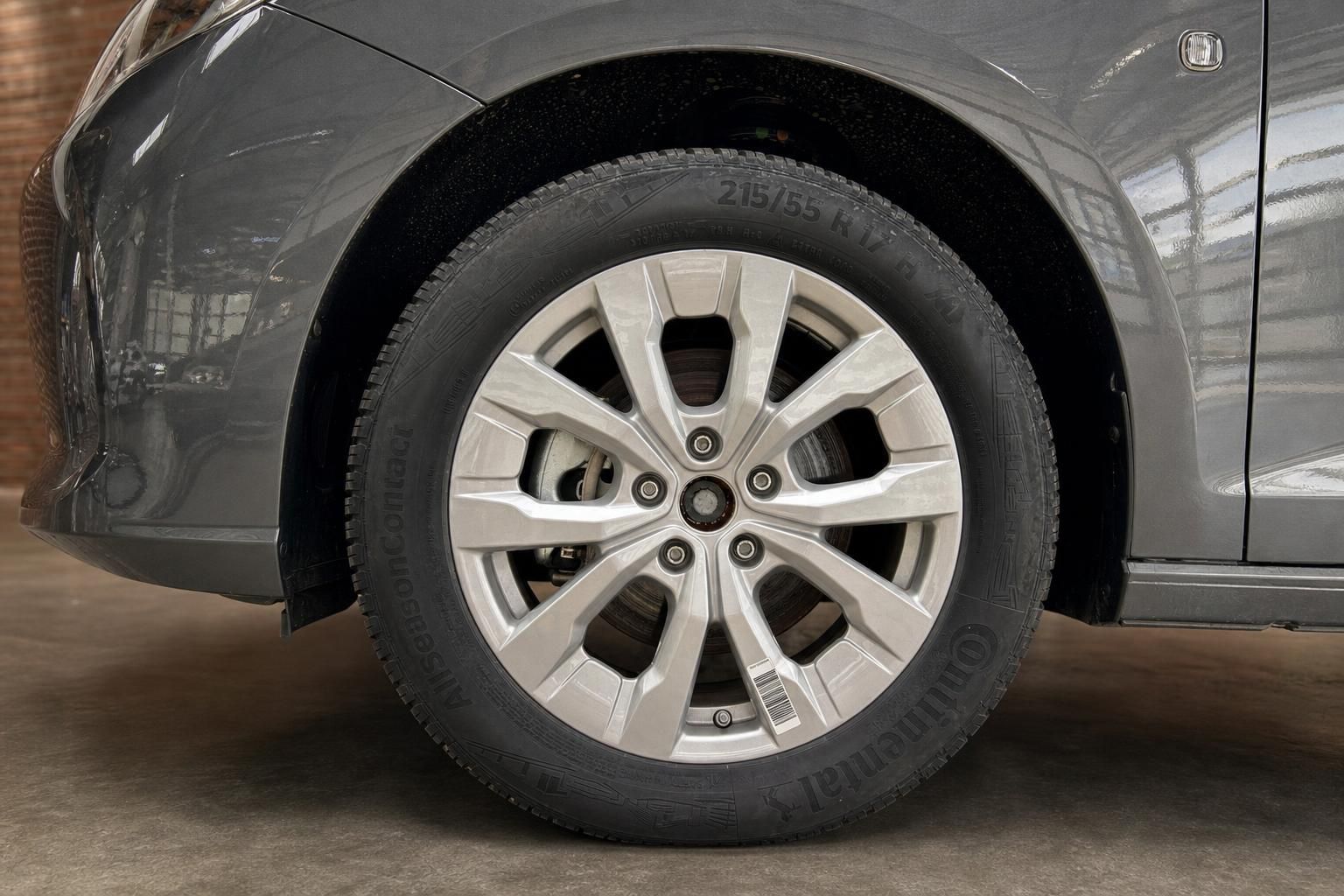 Nahaufnahme Leichtmetallfelge mit Continental Reifen am Fahrzeug