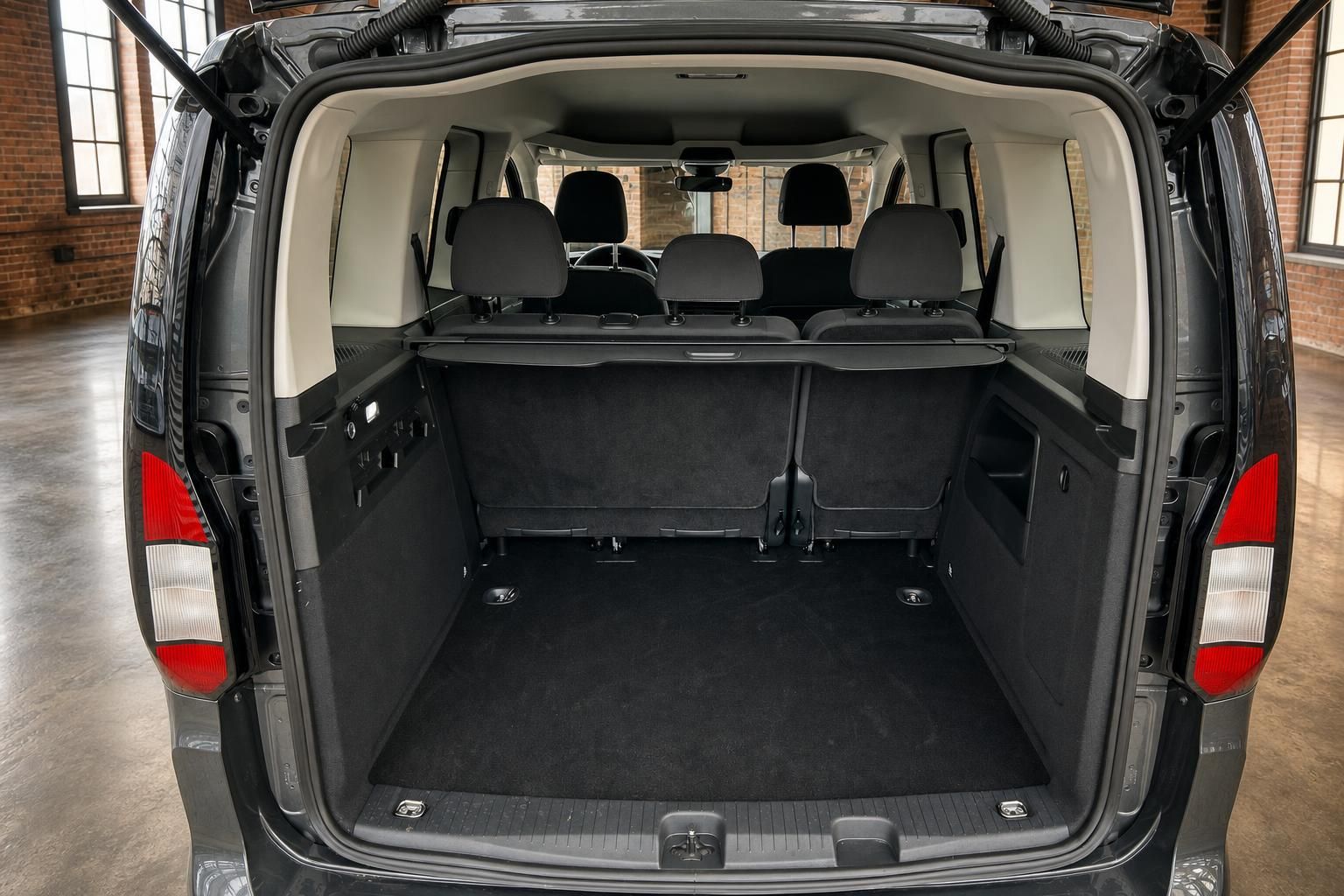Ford Van Kofferraum mit umgeklappten Sitzen und viel Stauraum